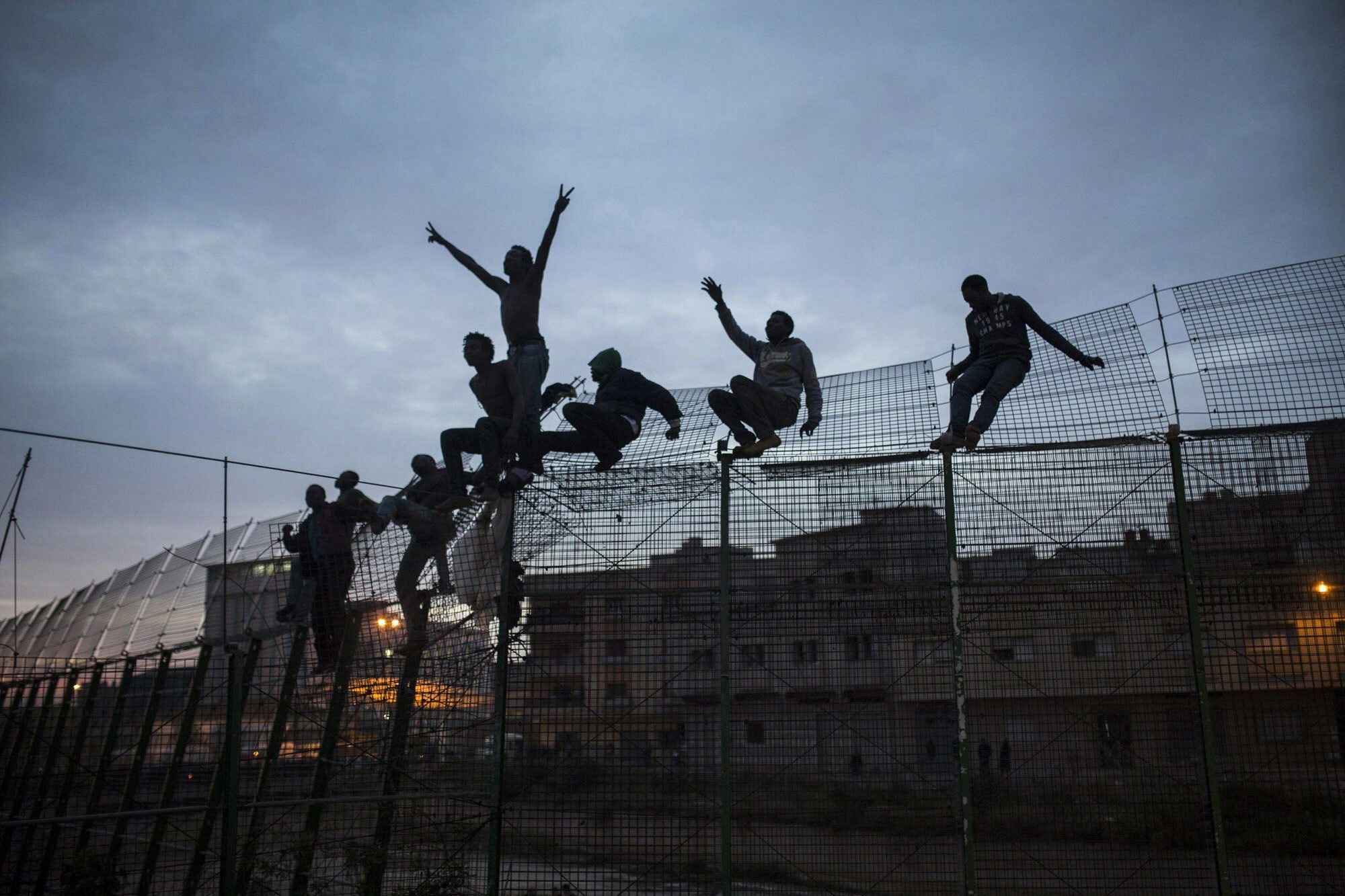 Um morto e 25 feridos em assalto ao fosso de Melilla por 200 migrantes