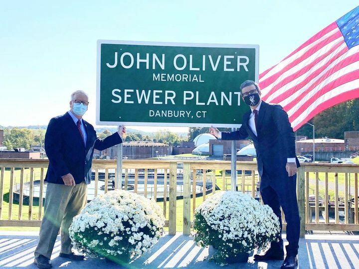 E se tivesse uma estação de esgotos com o seu nome? Humorista John Oliver tem e marcou presença na inauguração