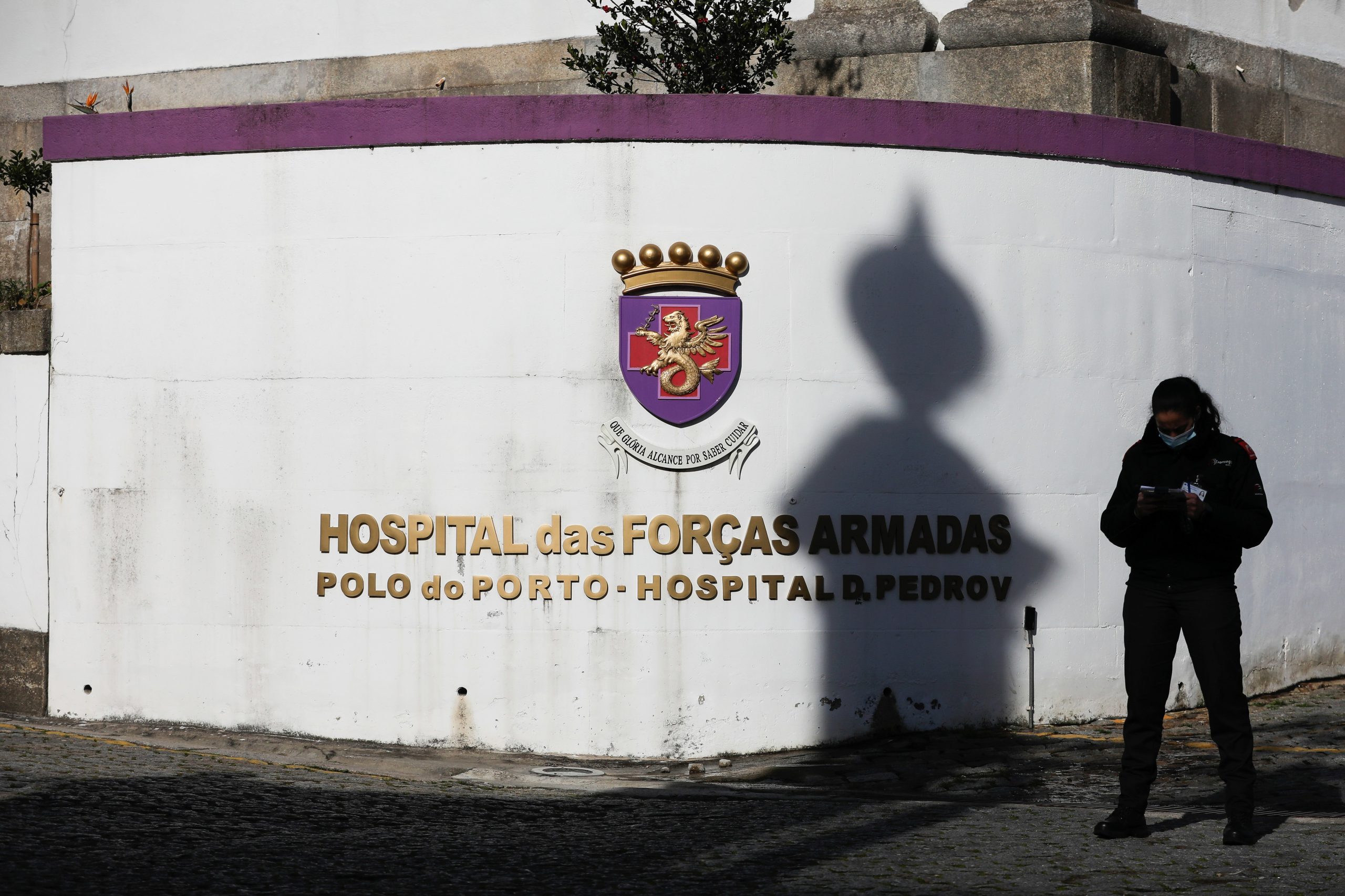 Hospital das Forças Armadas do Porto pondera transferir doentes por falta de contratos
