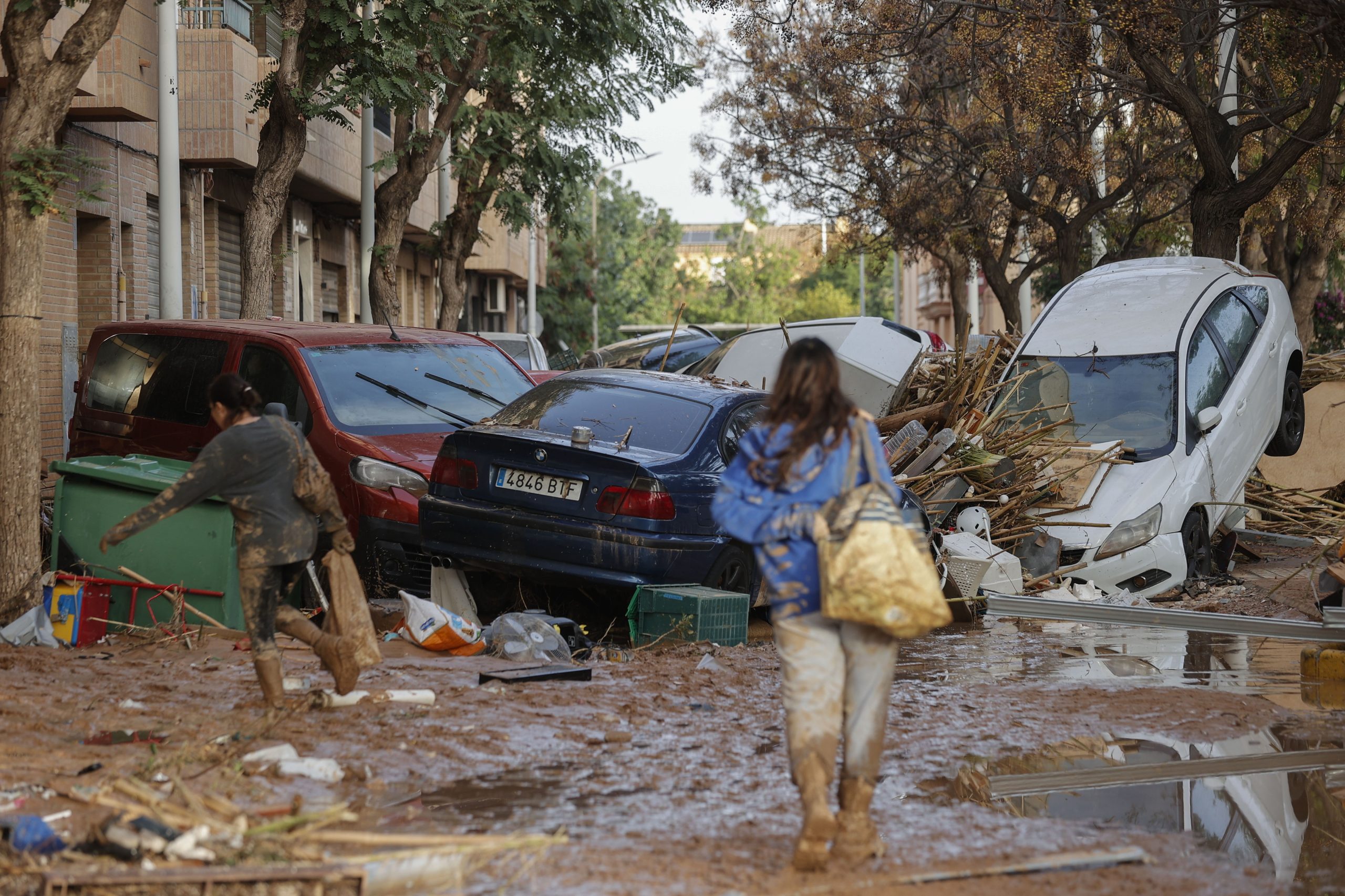 Moradores atordoados e socorristas sobrecarregados: um retrato das cheias devastadoras em Valência