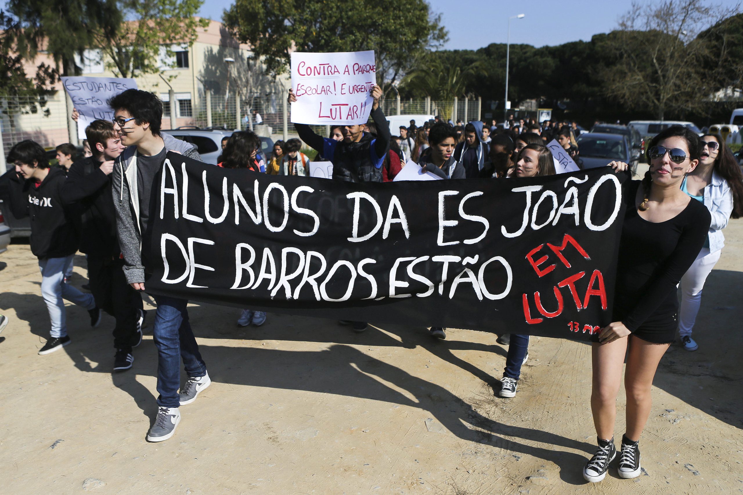Há dez anos que os alunos de uma escola no Seixal têm aulas em contentores. Hoje, houve novo protesto para que se terminem as obras