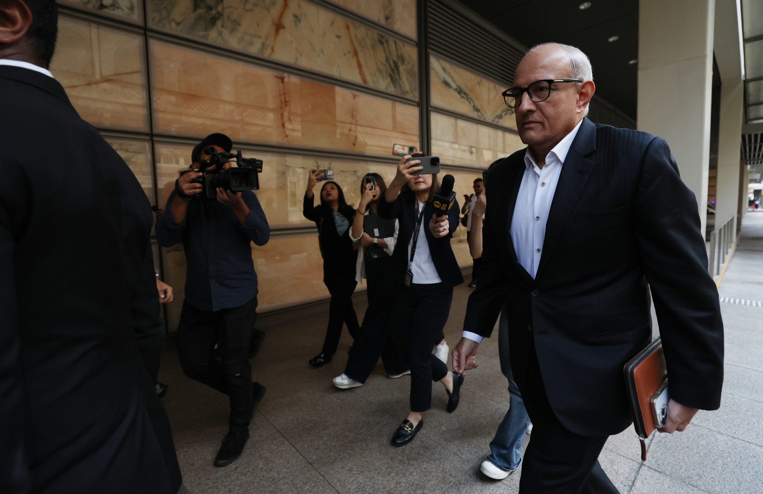 Ex-ministro de Singapura declarado culpado de receber ofertas de empresários