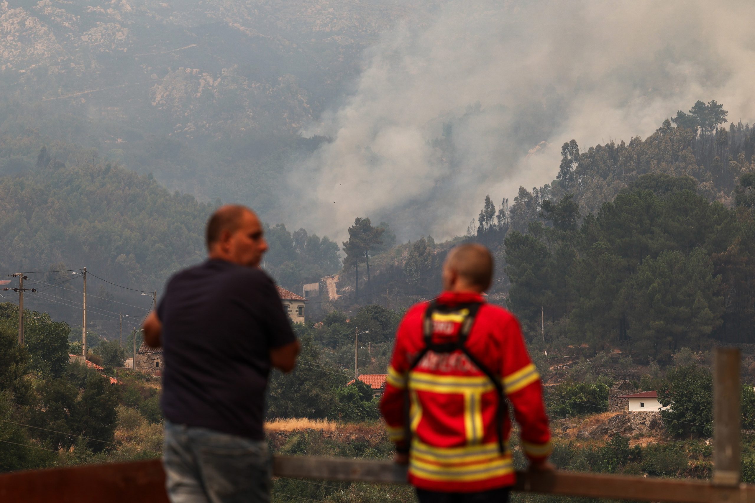 Mais de dois mil bombeiros combatem vários incêndios em todo o Portugal continental. Vouzela é o que mobiliza mais, com cerca de 530 operacionais