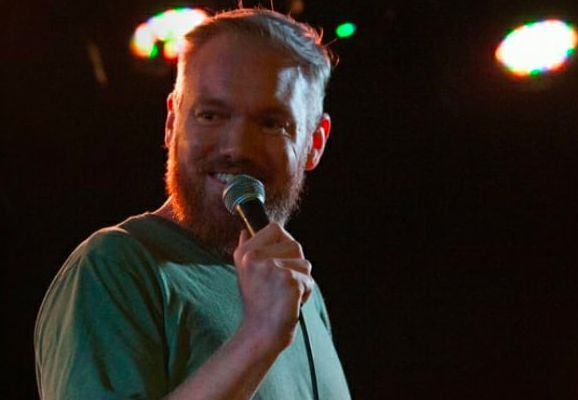 Comediante Kenny DeForest morre após acidente de bicicleta em Nova Iorque
