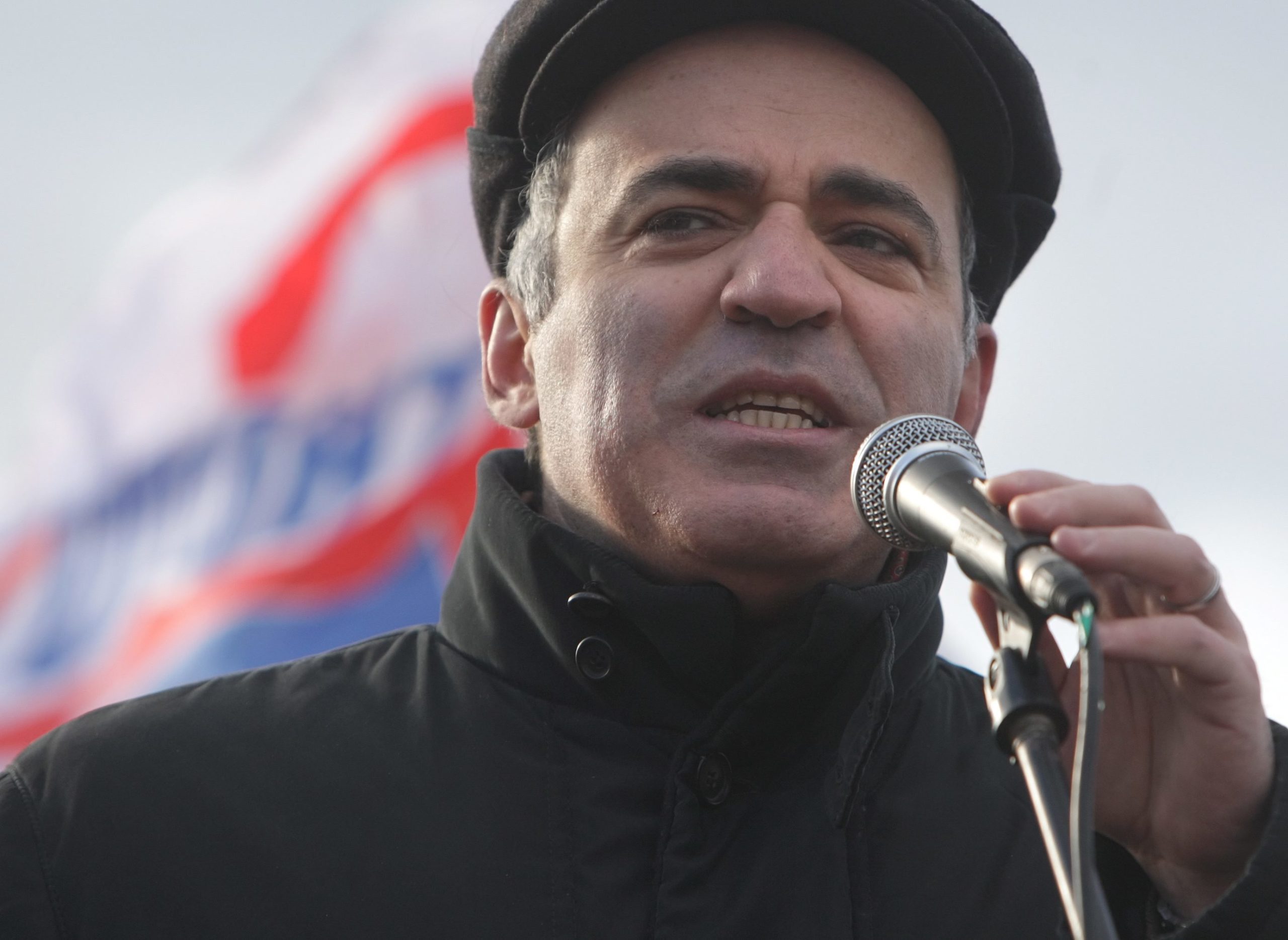 Justiça russa condena Kasparov a dois meses de prisão à revelia