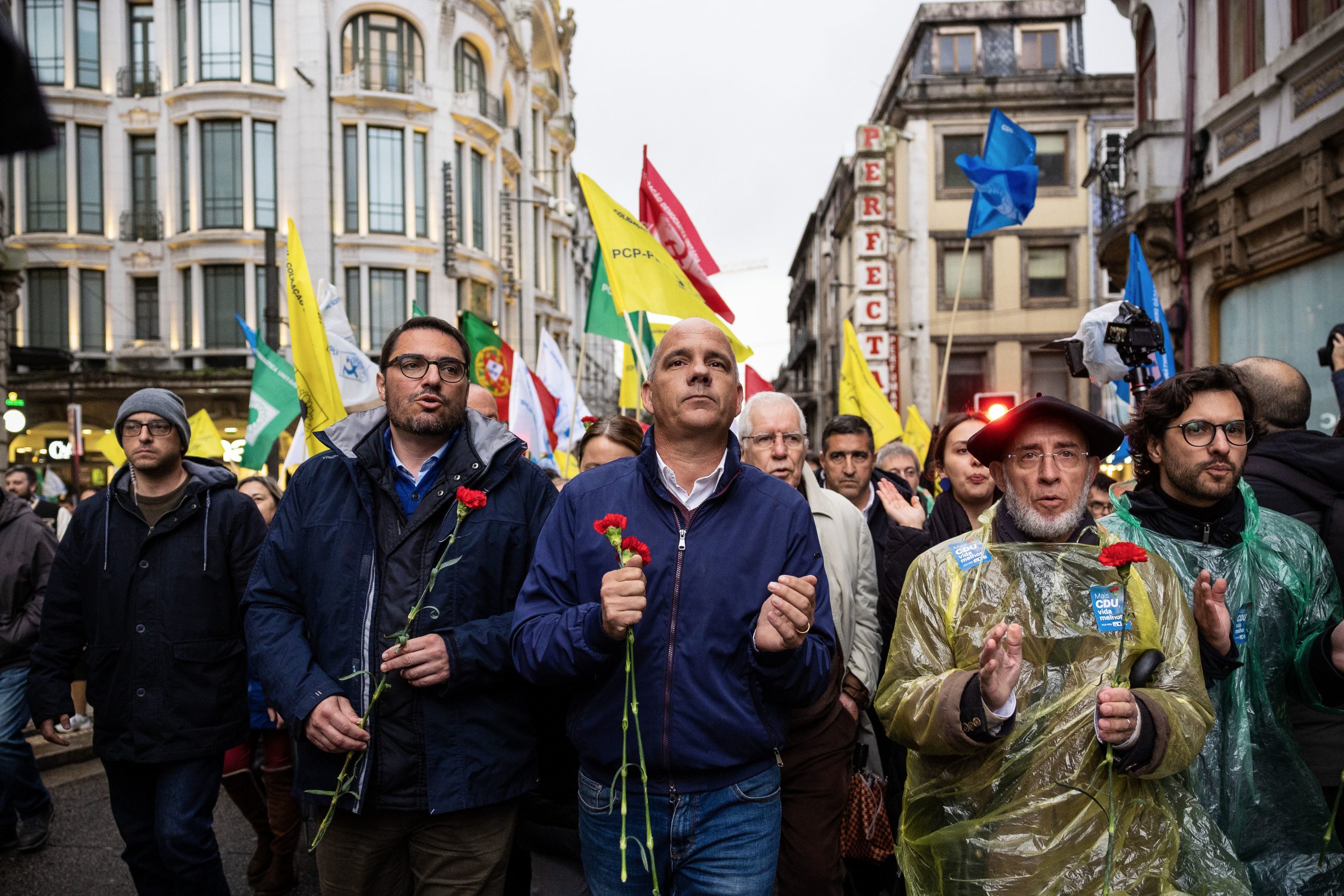 Paulo Raimundo votou nos Alhos Vedros: “Estamos nos 50 anos do 25 de Abril, é um bom momento para afirmar Abril por essa perspetiva do direito ao voto”
