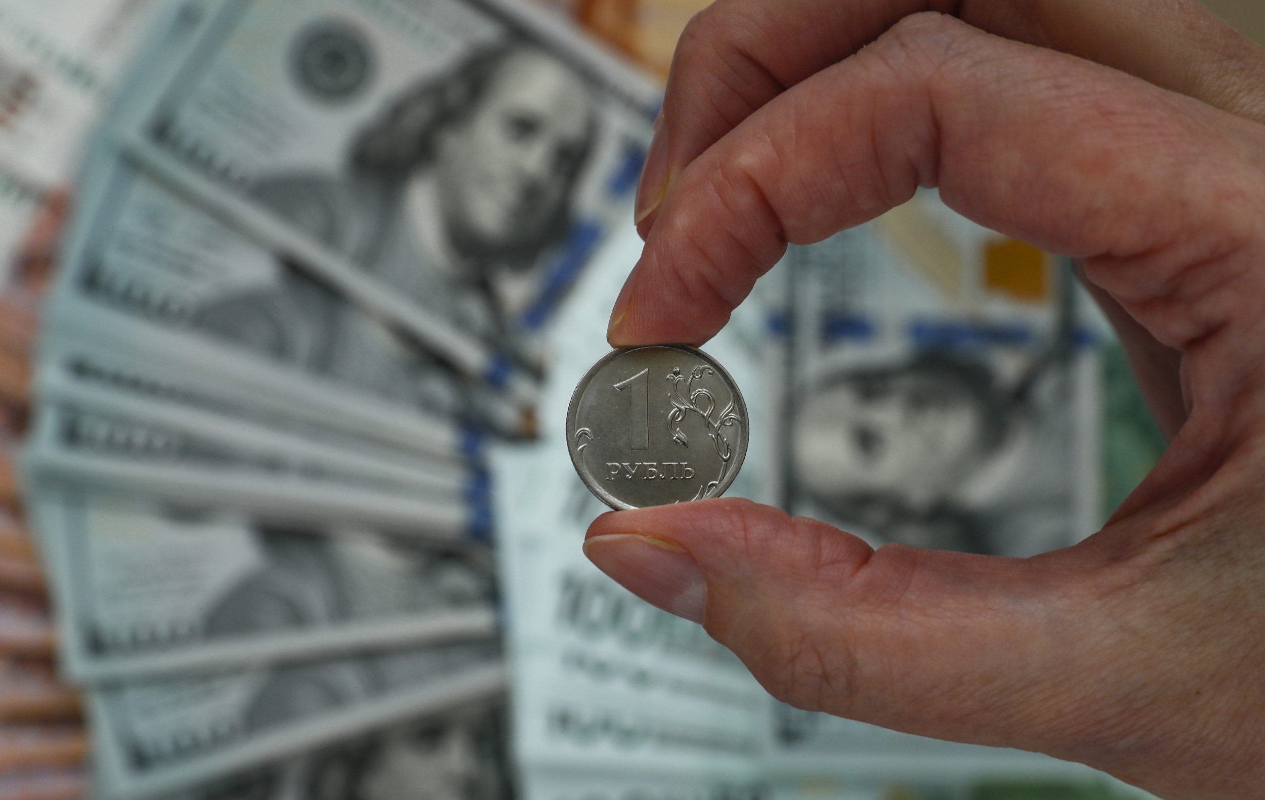 Rublo sobe para máximos face ao dólar desde março de 2018