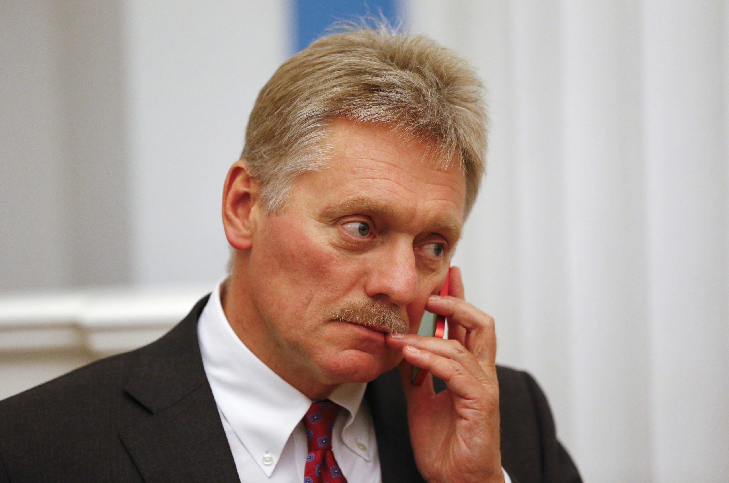 Kremlin confirma retirada de tropas e denuncia “histeria ocidental”
