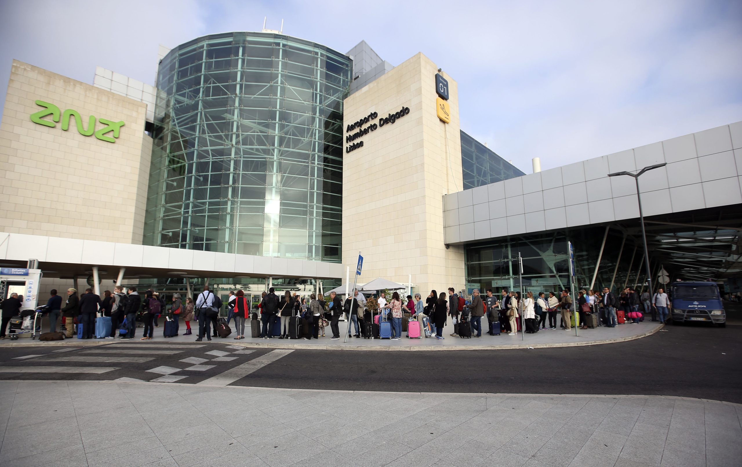 Associação europeia de companhias aéreas alerta para “enormes atrasos” no aeroporto de Lisboa