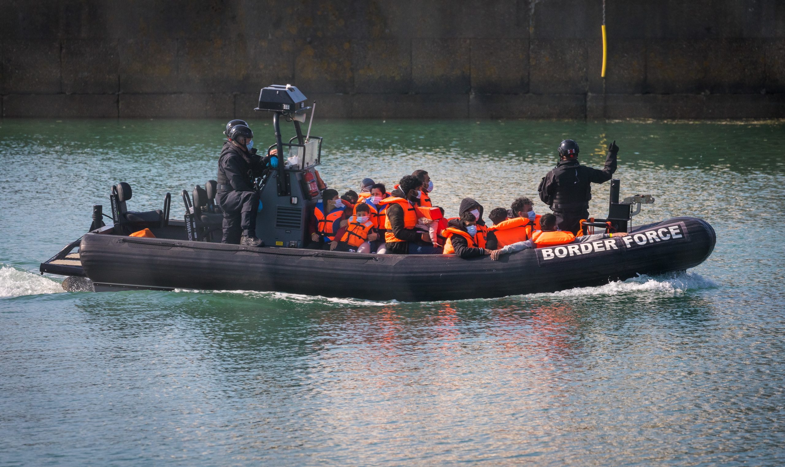 Mais de 28 mil migrantes cruzaram o Canal da Mancha em 2021