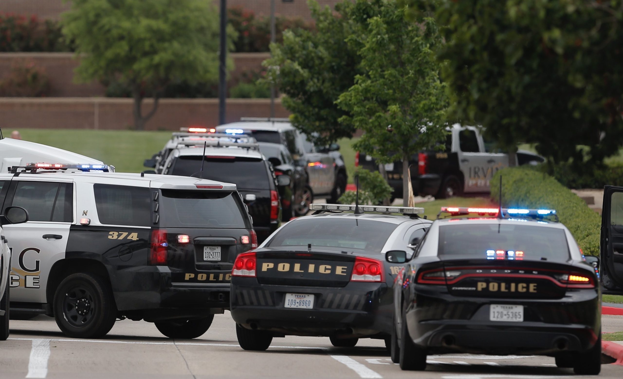 Polícia empurra manifestante idoso em Buffalo. Vídeo causa indignação, mas protestos acalmam