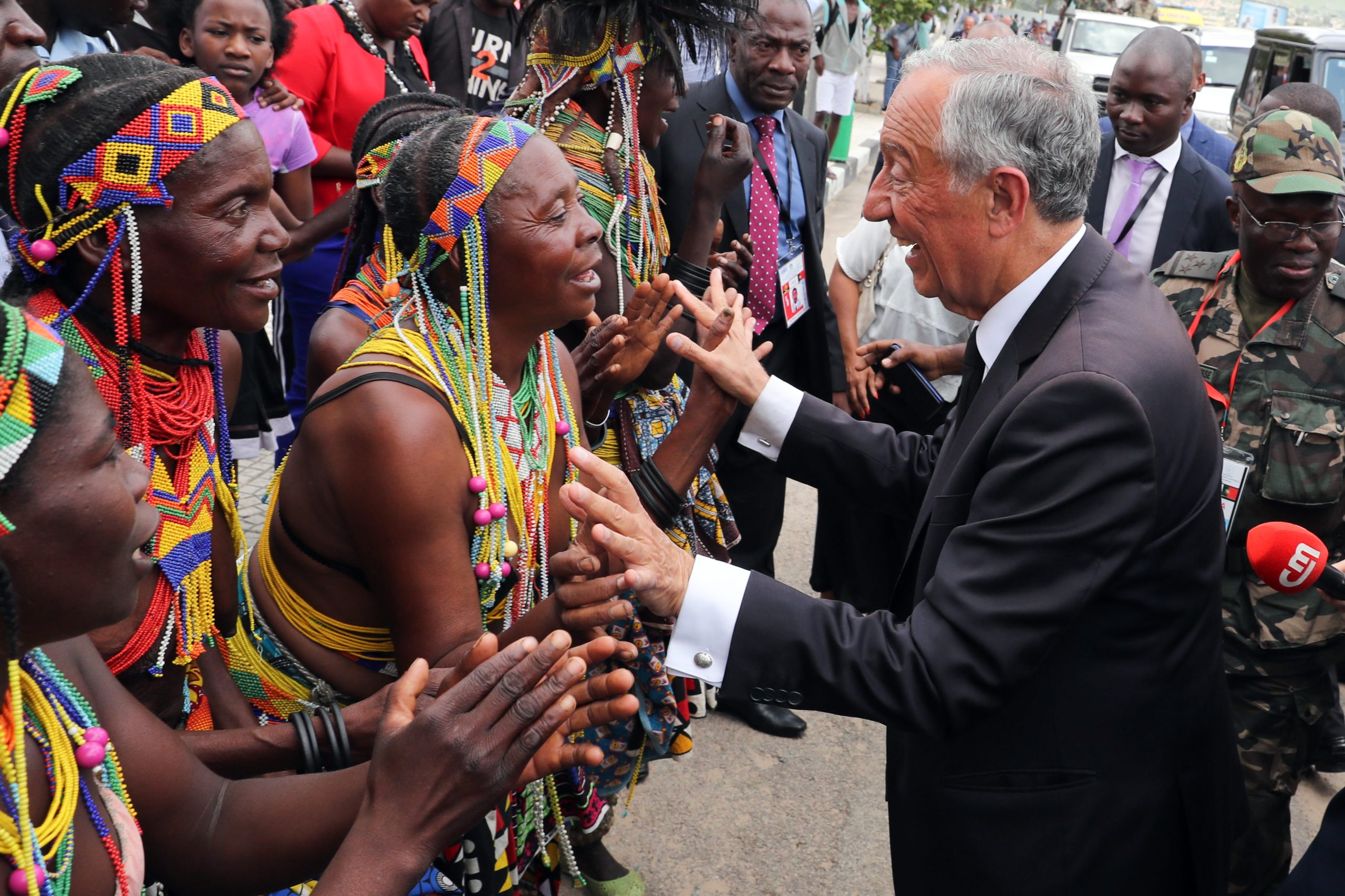 “Agora vou esmoer o jantar”. O segundo (e longo) dia de Marcelo em Angola terminou com caminhada à beira mar