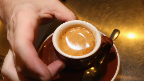 O café pode ajudar a memória de quem tem obesidade? Estudo português diz talvez