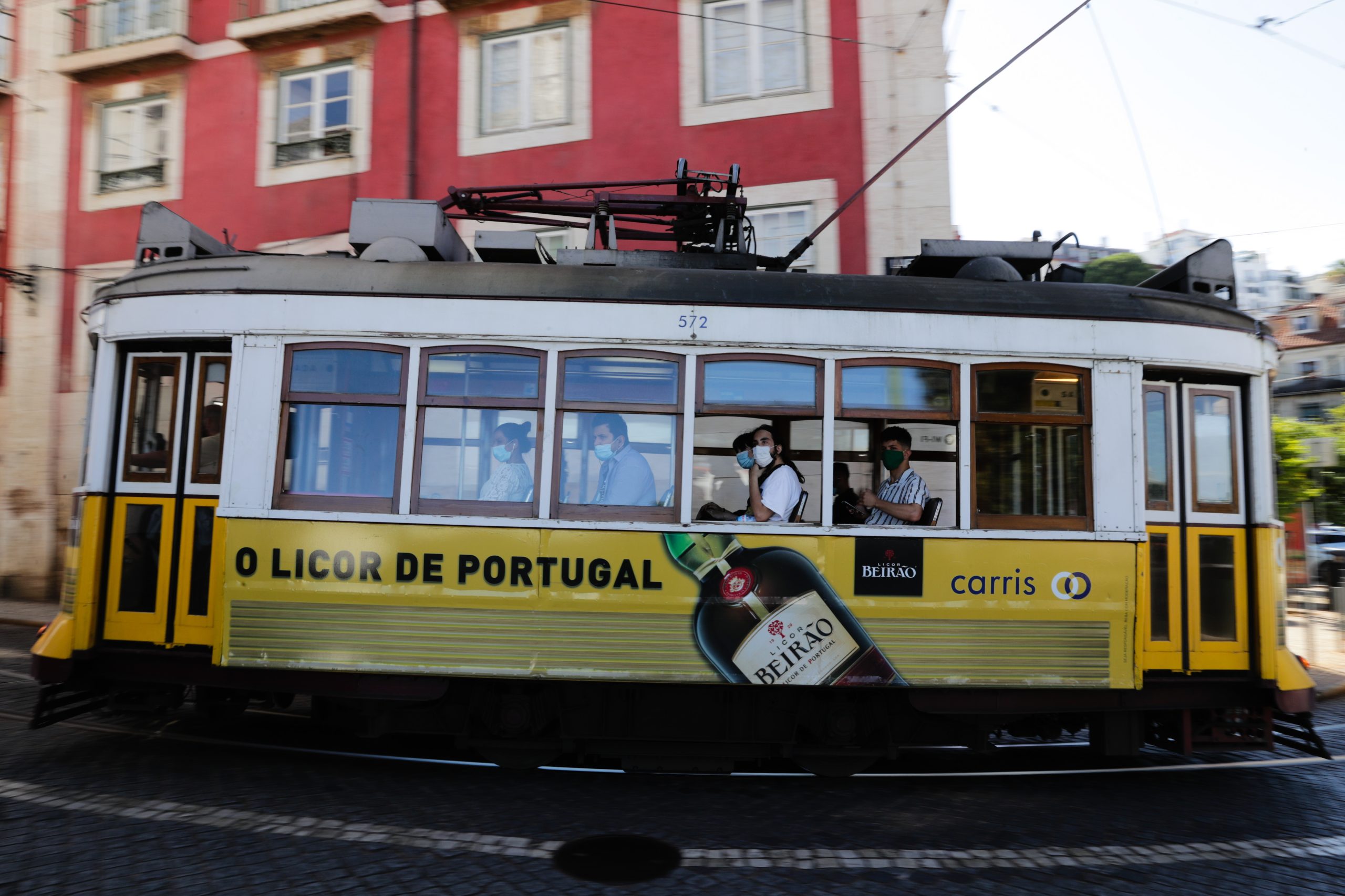 Trânsito na Praça da Figueira em Lisboa reaberto após acidente com elétricos
