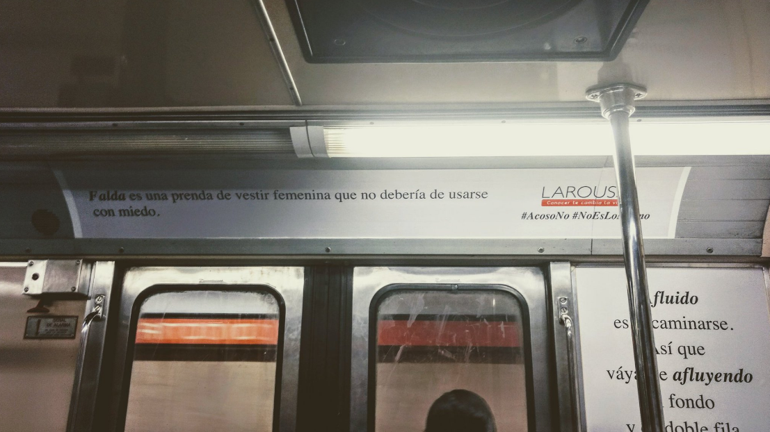 Larousse. Combater o assédio sexual com jogos de palavras