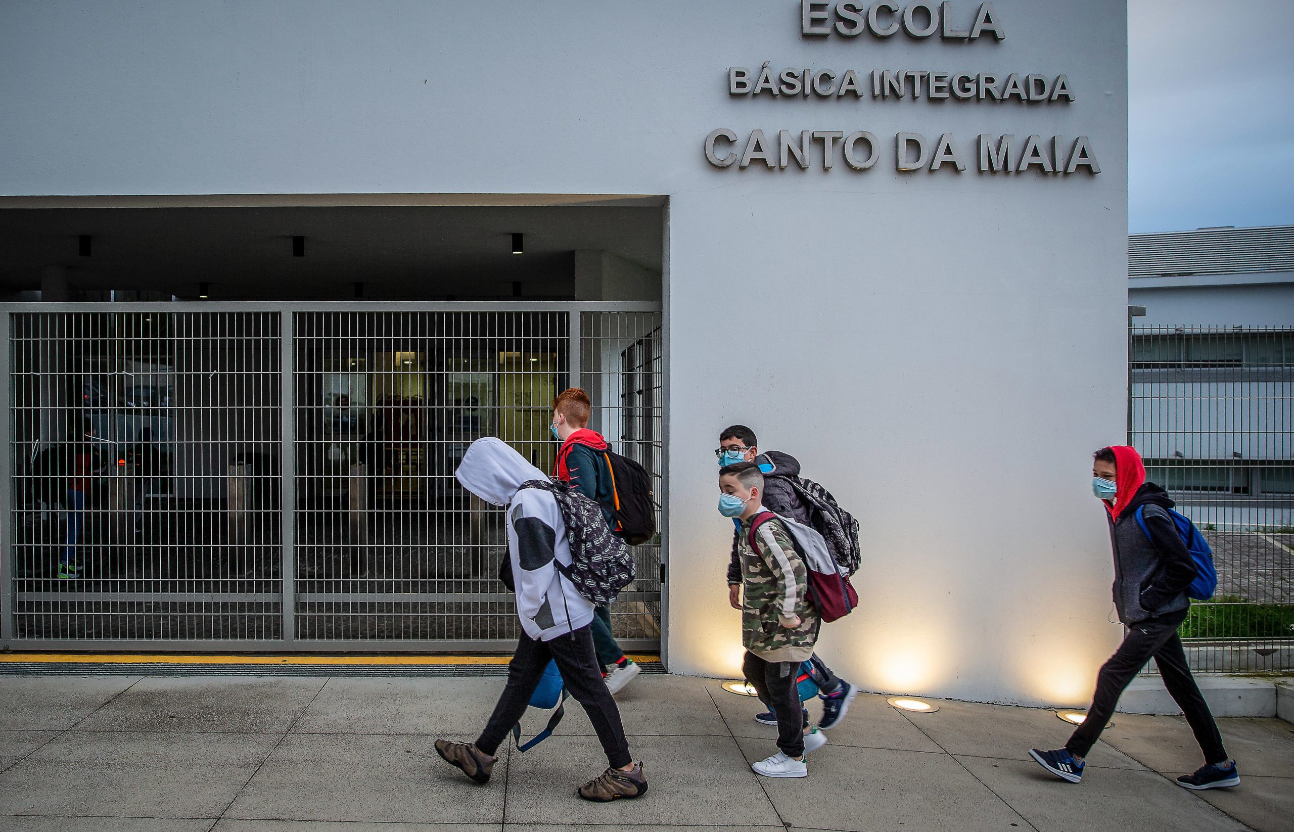 Maioria quer manter escolas fechadas e compensação pelas despesas em teletrabalho