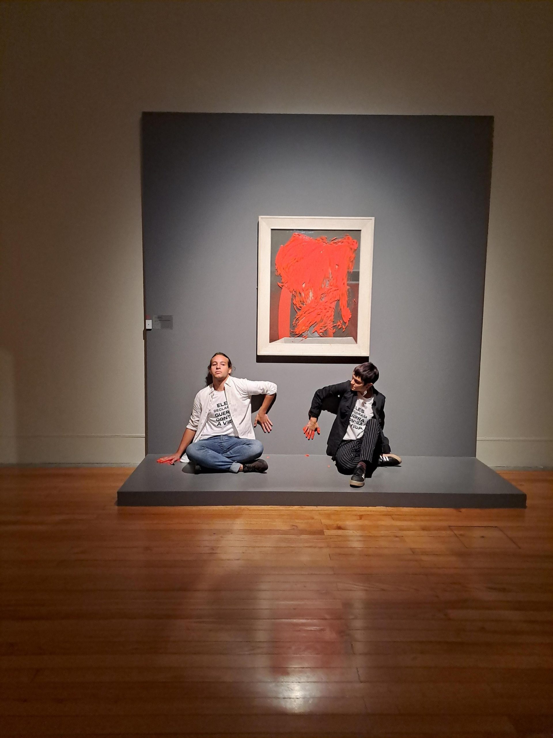 Ativistas do Climáximo cobrem de tinta vermelha quadro de Picasso no CCB