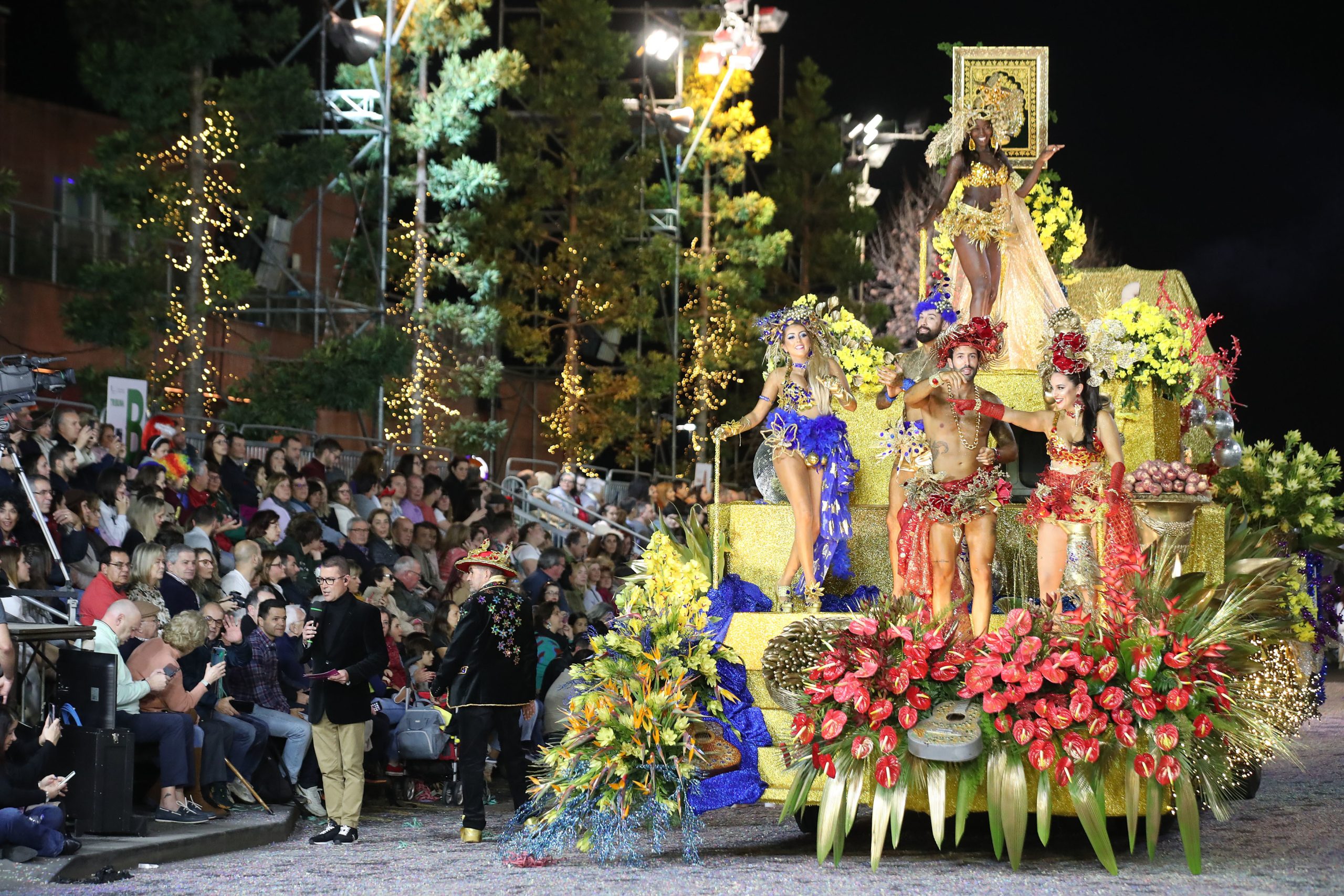 Marginal do Funchal transformou-se num ‘sambódromo’ no regresso do Carnaval