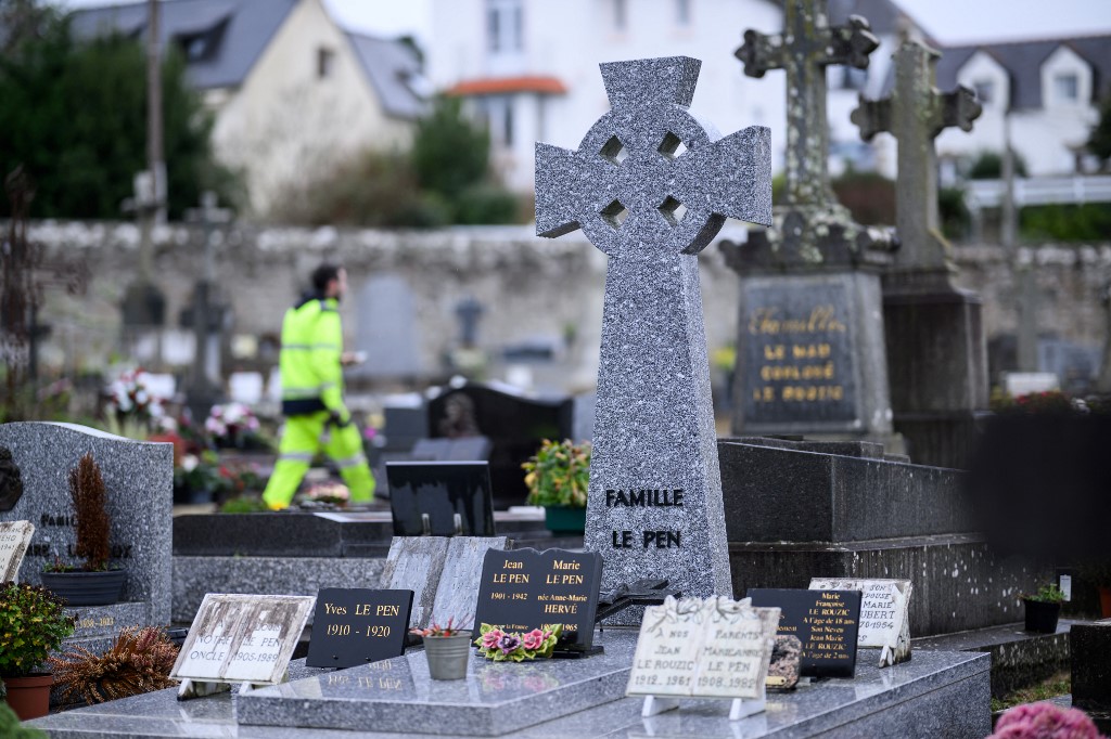 “Um ato indescritível”. Veja as imagens do túmulo de Le Pen vandalizado