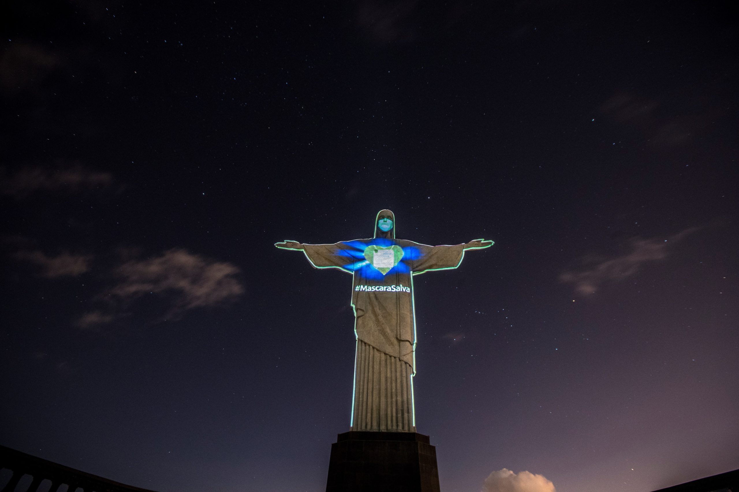 No Brasil, até o Cristo Redentor usou máscara para alertar população