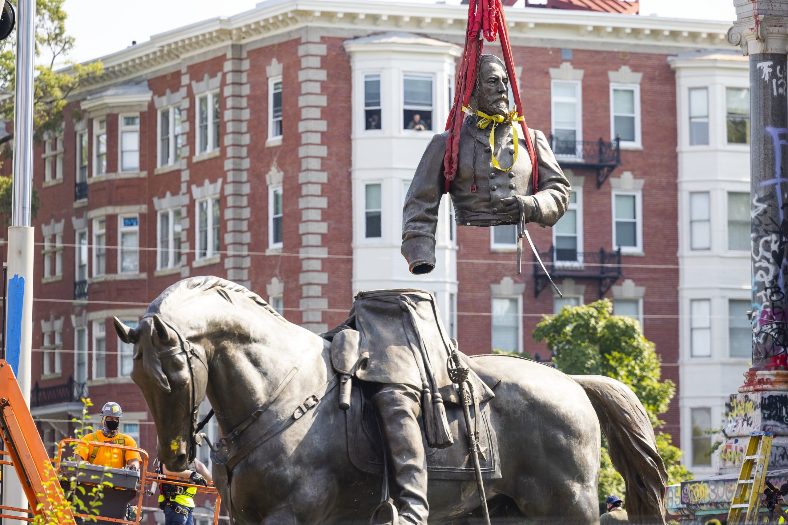 EUA: Estátua simbólica do passado esclavagista derrubada na Virginia