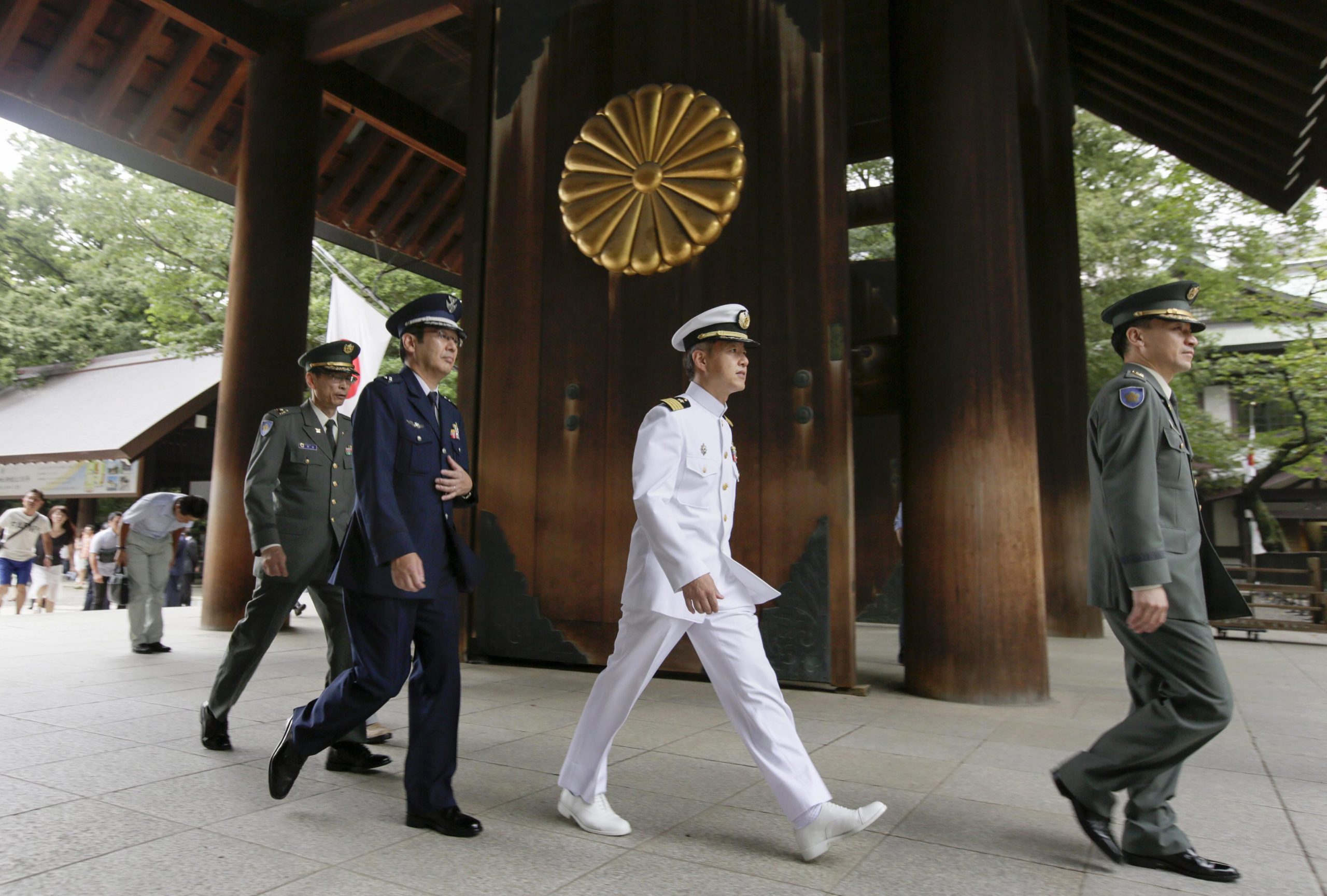 Dezenas de deputados japoneses visitam controverso santuário Yasukuni