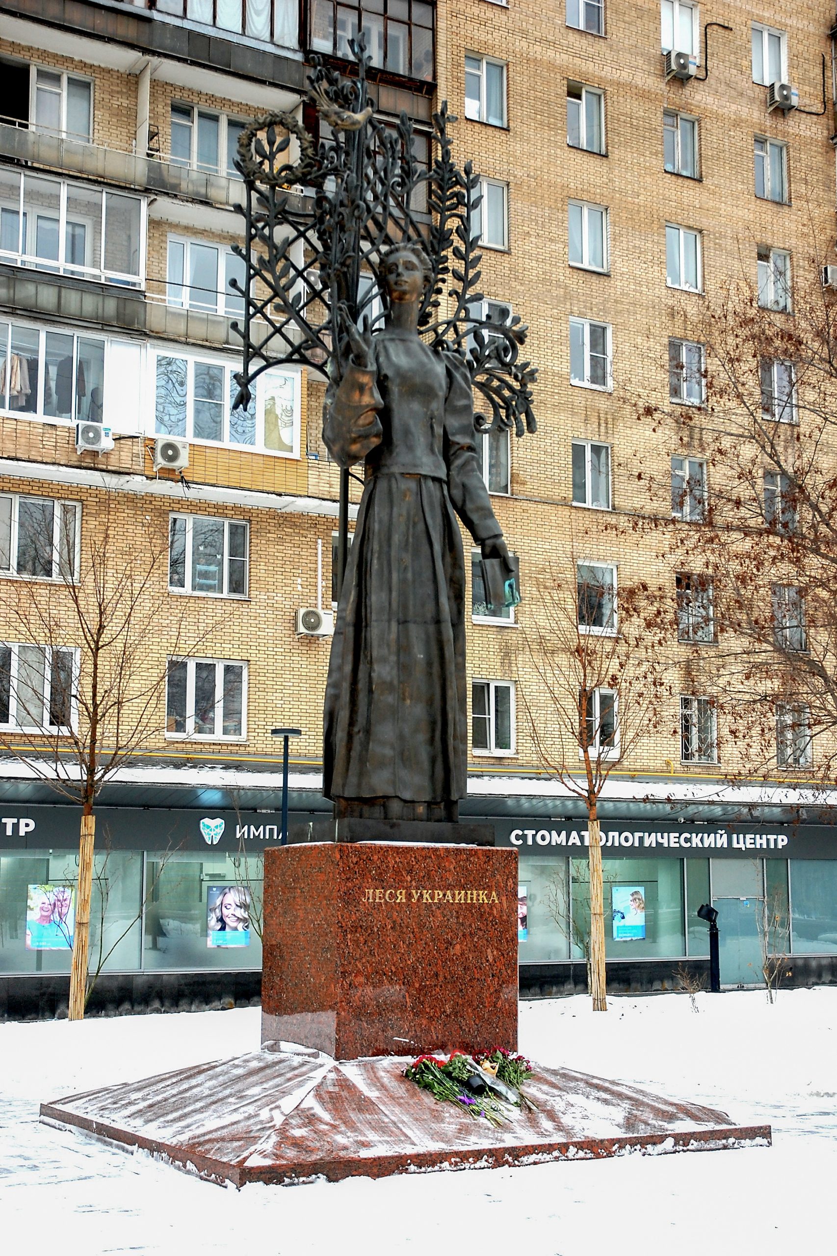 Estátua de poetisa é símbolo de compaixão com o povo da Ucrânia nas ruas de Moscovo