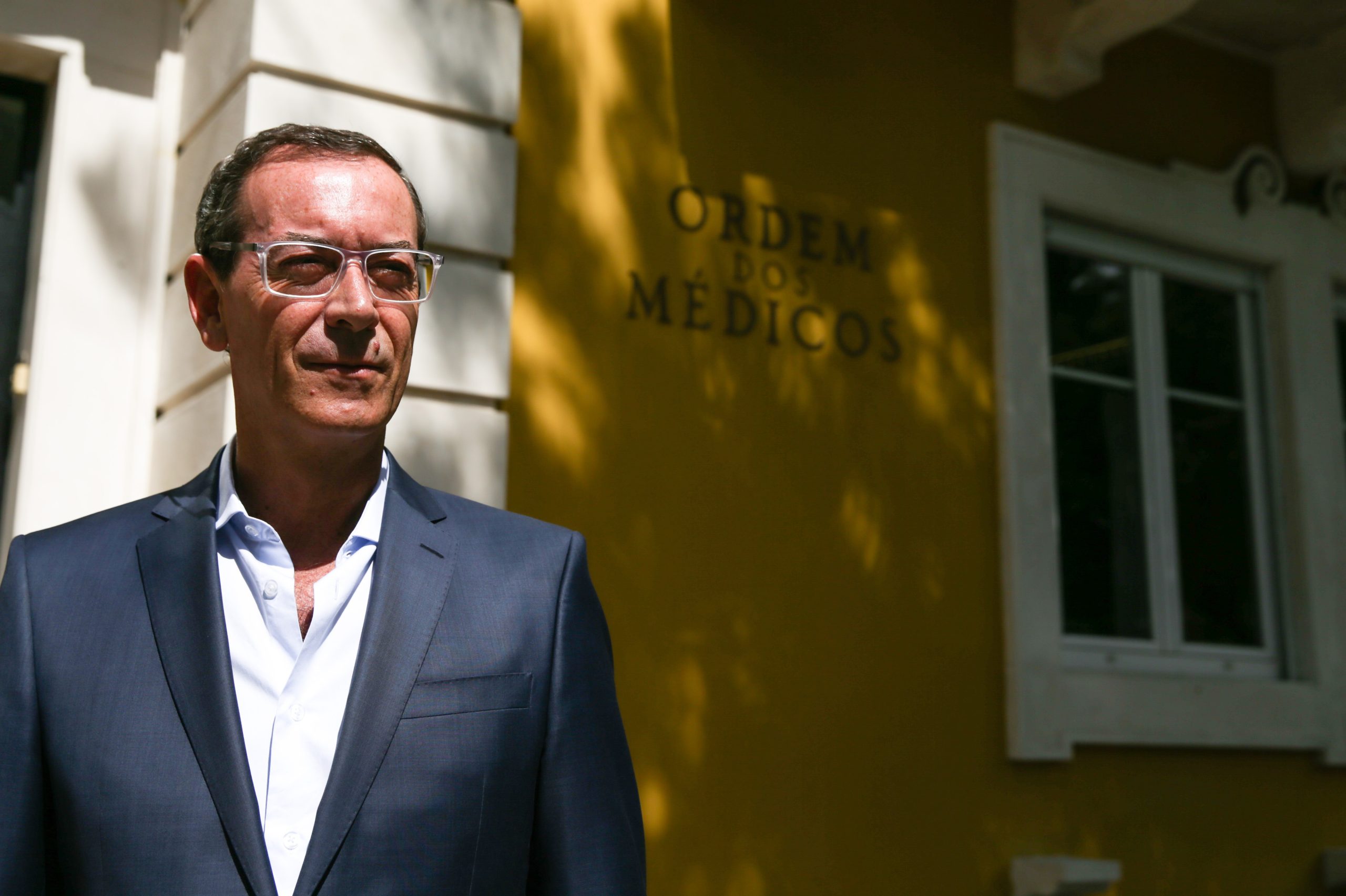 Bastonário defende fim de atestados médicos de curta duração e reforço de triagem para pulseiras amarelas