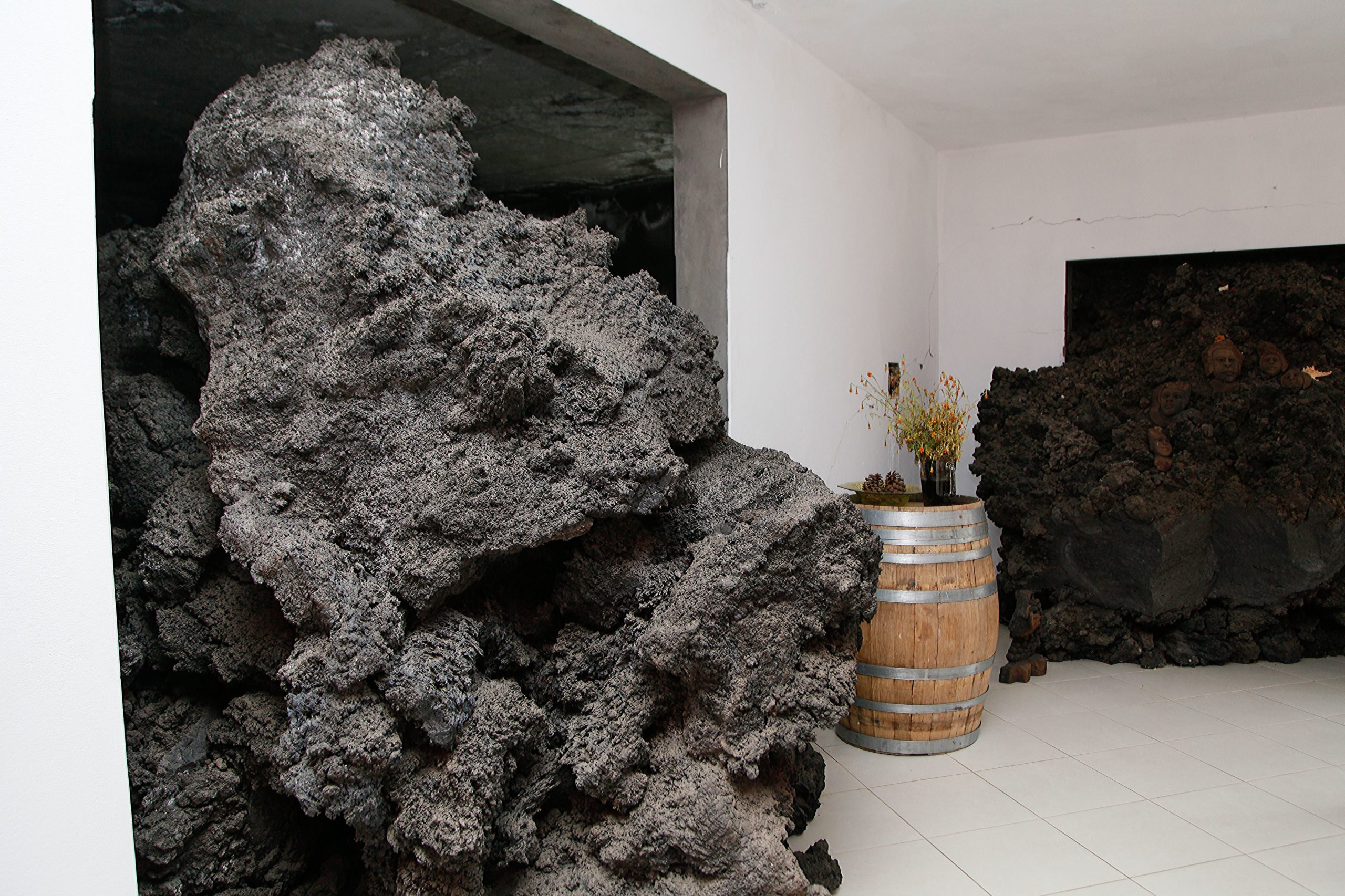 Casa com lava dentro vira ponto turístico cinco anos depois da erupção no Fogo