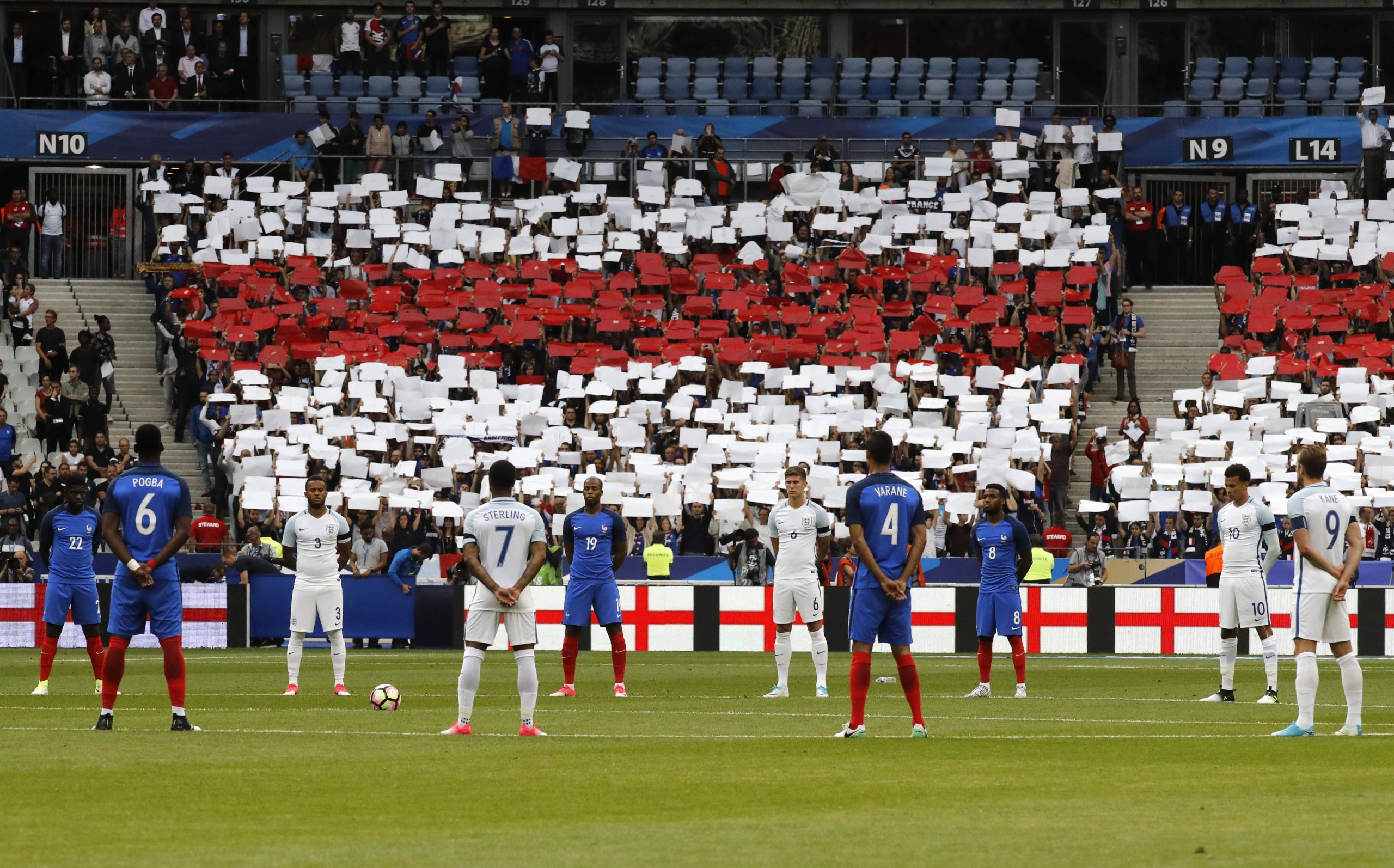 França vence Inglaterra em jogo de homenagem às vítimas de Manchester e Londres
