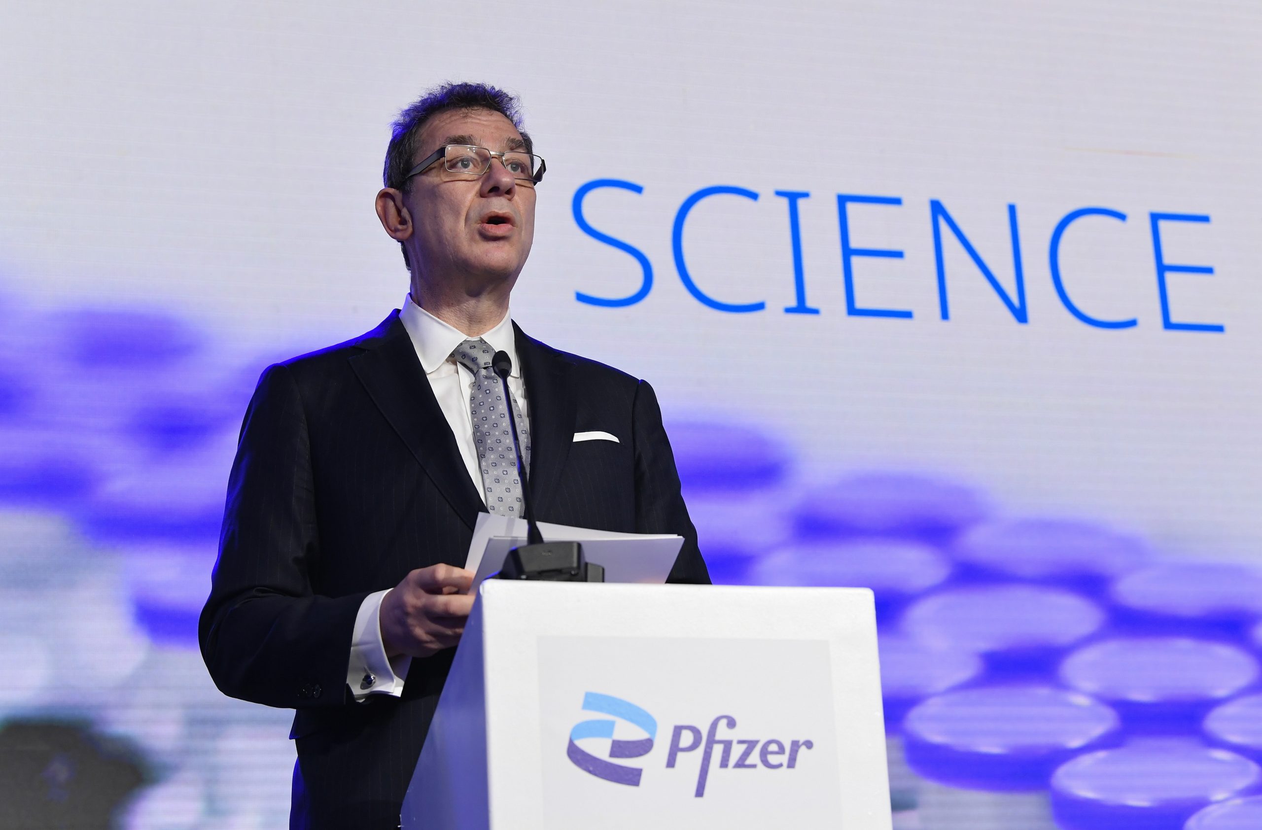 “Começámos a trabalhar nisso na sexta-feira”. Pfizer já está a trabalhar em vacina contra a variante Ómicron