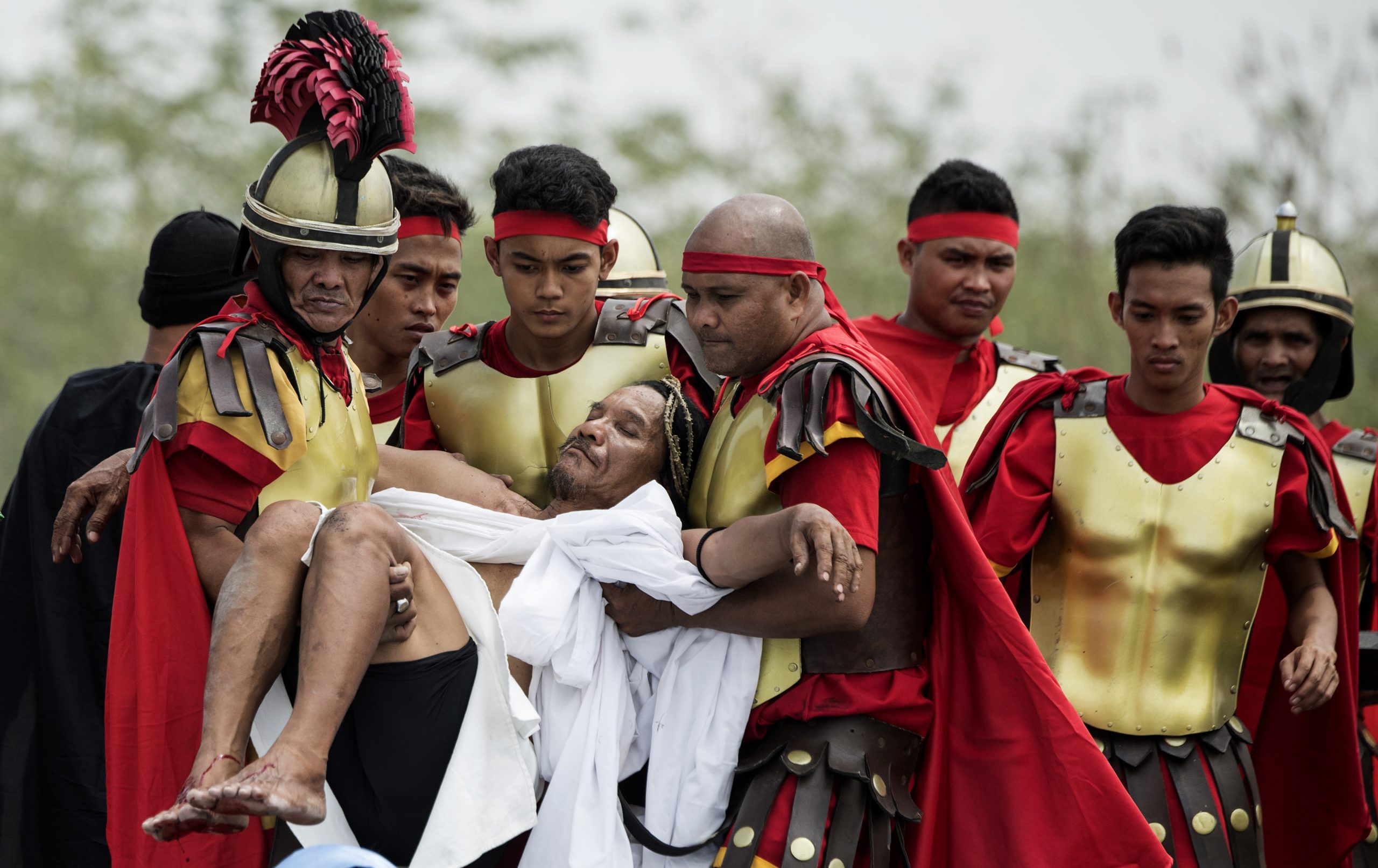 Crucificação e autoflagelação. Nas Filipinas, os fiéis recriam os sofrimentos de Cristo na Sexta-Feira Santa