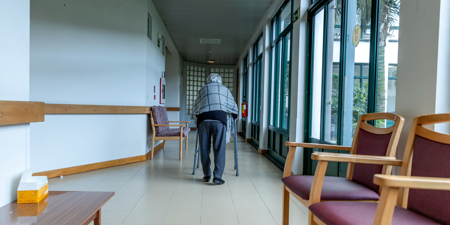 Pensão média de velhice paga apenas cinco meses de lar em Portugal