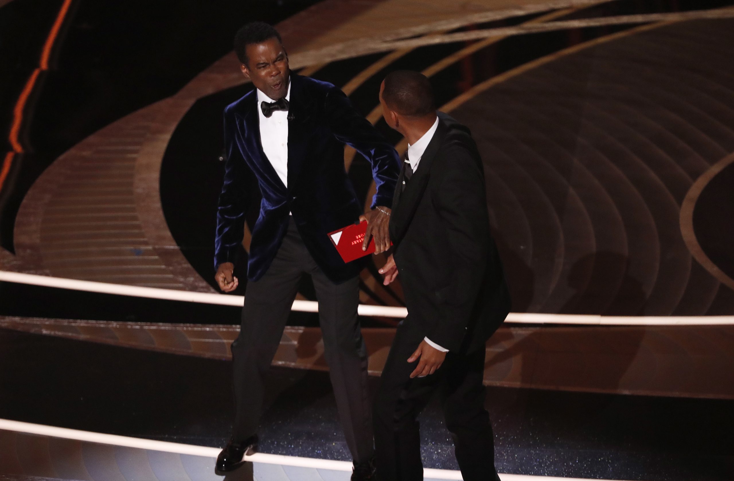 A bofetada de Will Smith a Chris Rock “não é um problema de humor”. Se um comediante é agredido em palco, devem os outros temer o mesmo?