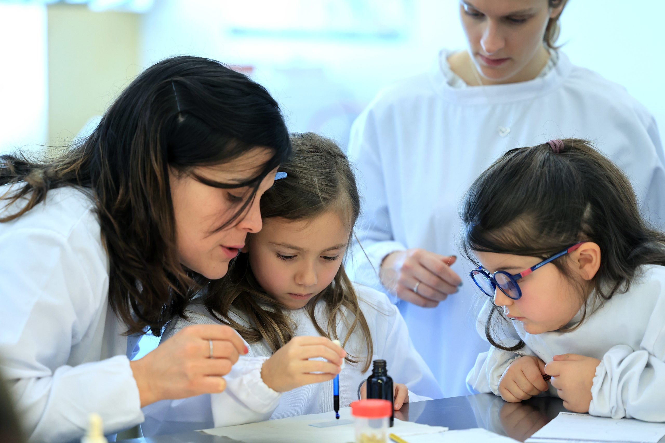 Entre lâminas, lamelas, pipetas e microscópios “fazem-se cientistas” no LABS.Maia
