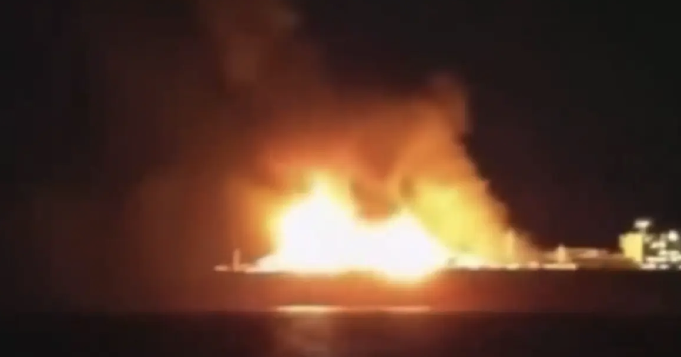 Navio da frota fantasma da Rússia afunda-se no Mediterrâneo após incêndio