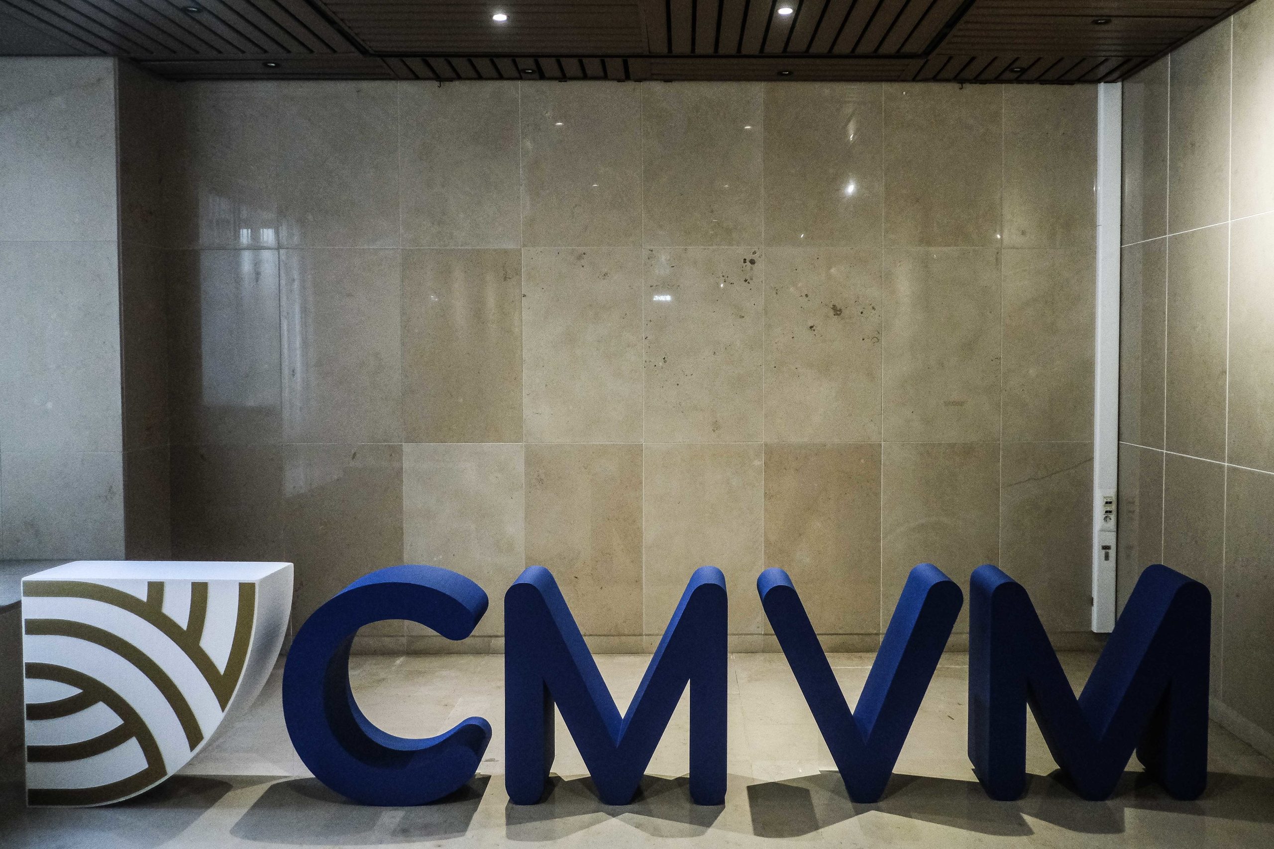 CMVM alerta sobre contactos fraudulentos e uso indevido do seu nome e imagem