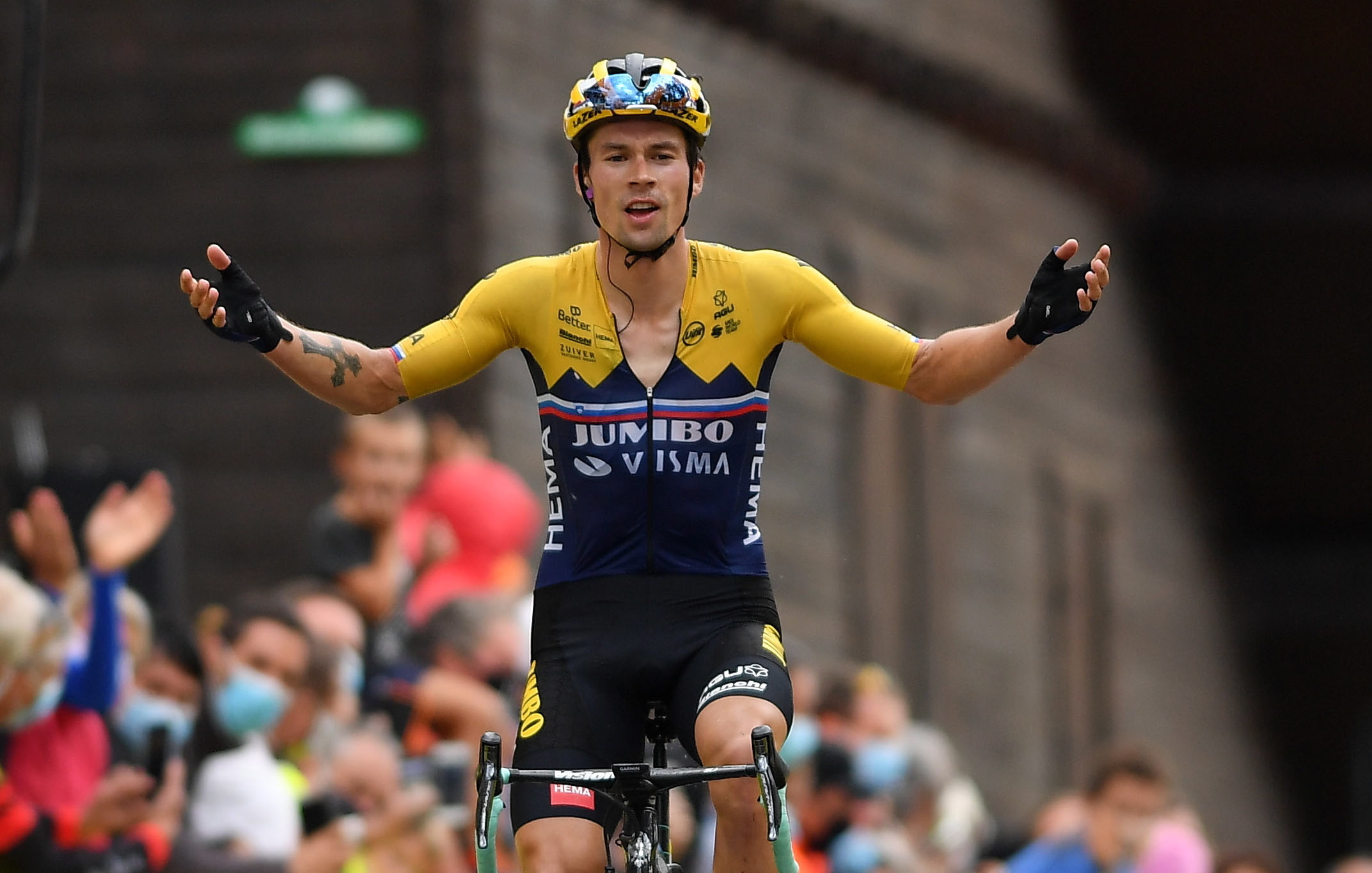 Ciclismo: Roglic abandona Critério do Dauphiné na liderança após queda