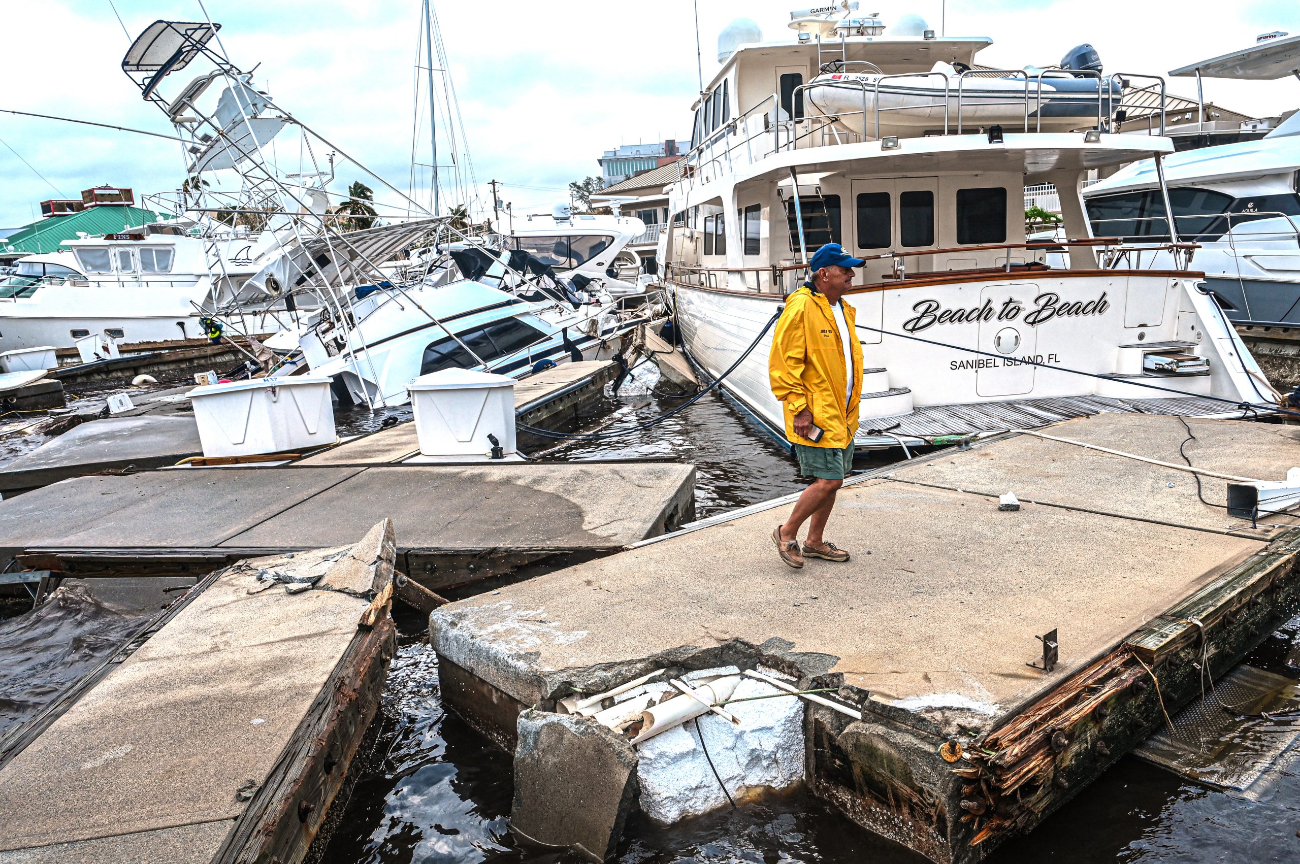 Furacão IAN passa a tempestade e dirige-se para norte, mas não sem antes deixar um rasto de destruição por onde passou