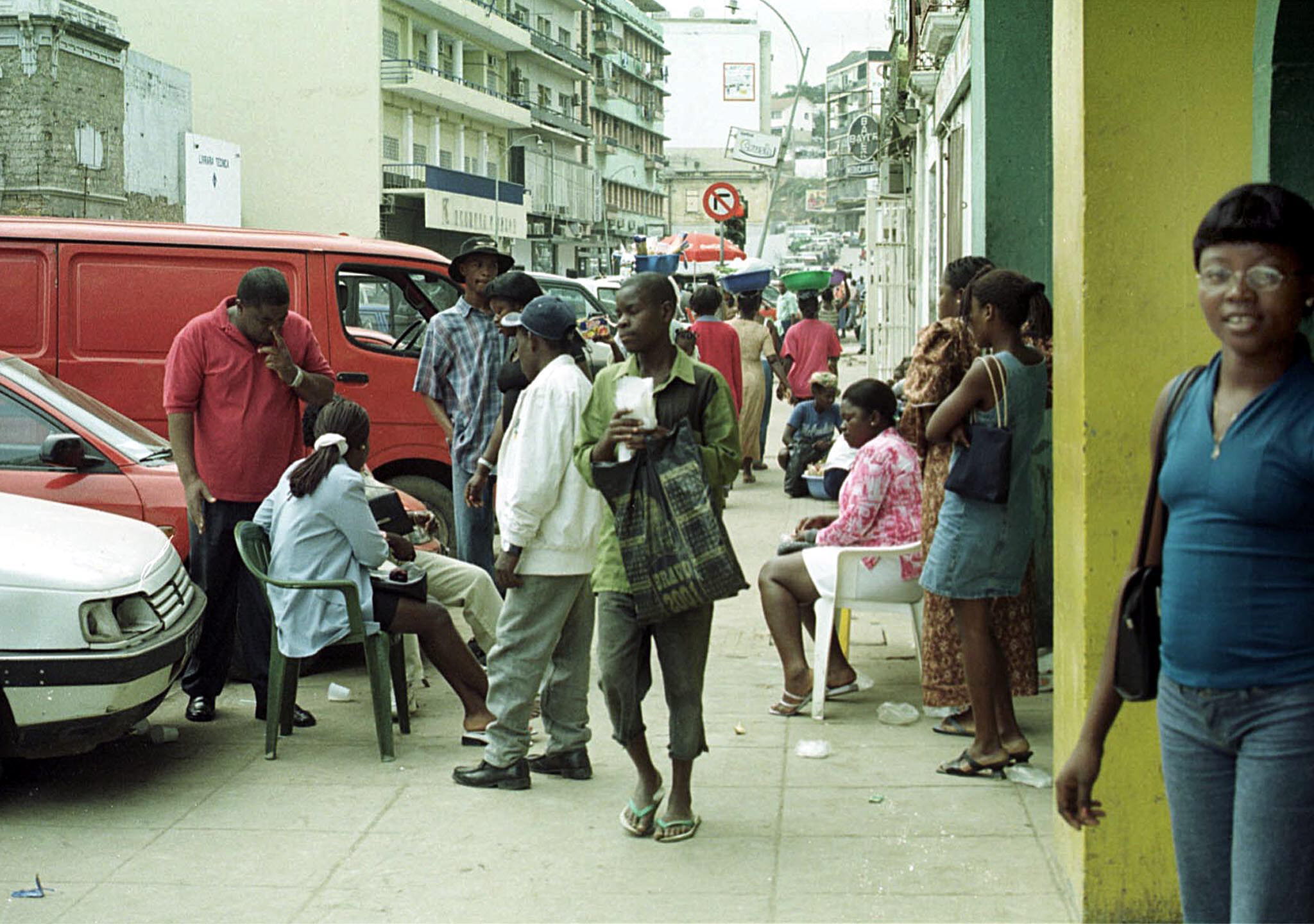 Preço do dólar nas ruas de Luanda volta a descer
