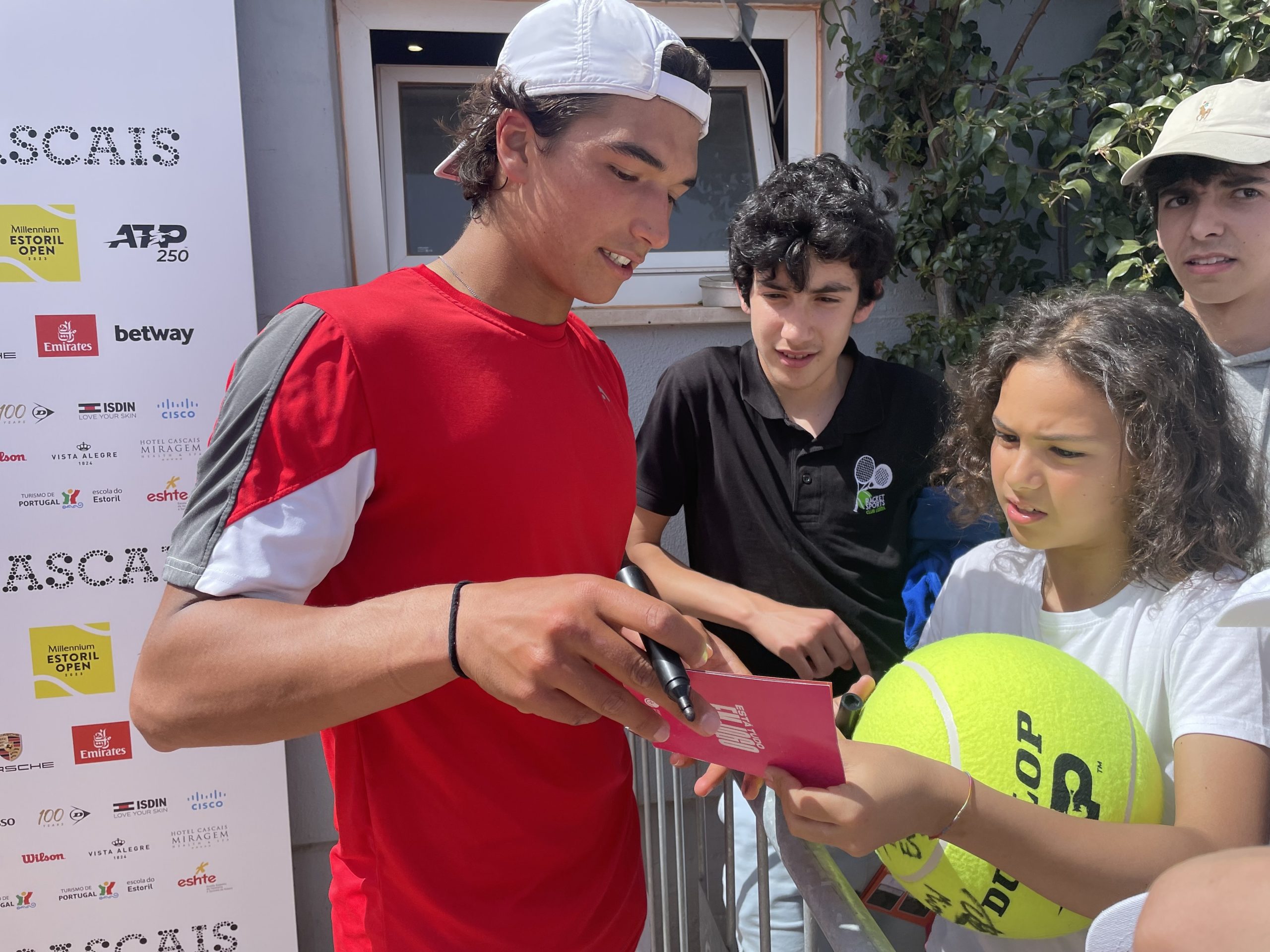 Estoril Open: Na estreia, Henrique Rocha marcou pontos nos autógrafos