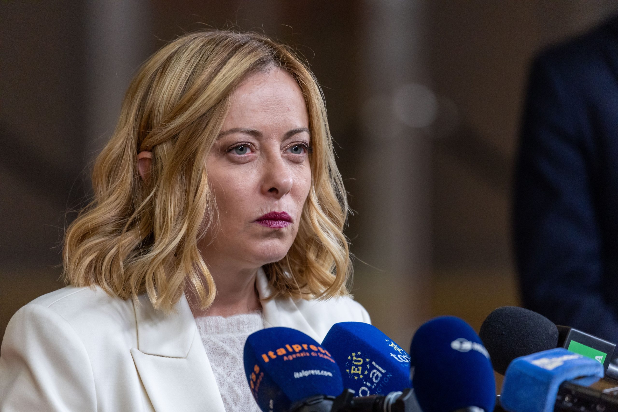Fórum pornográfico divulga imagens manipuladas de mulheres públicas, incluindo Giorgia Meloni