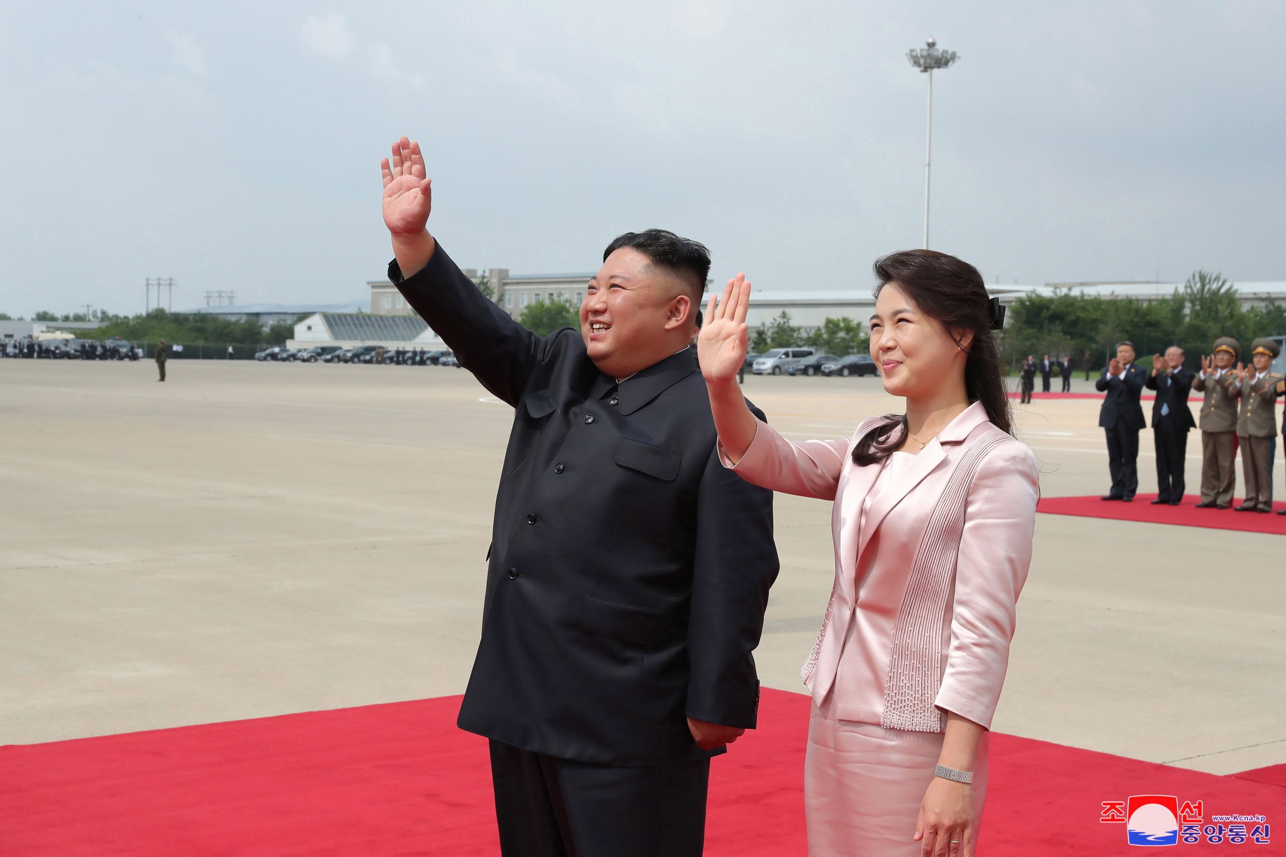 Mulher de Kim Jong-un reaparece em atos públicos depois de mais de um ano de ausência