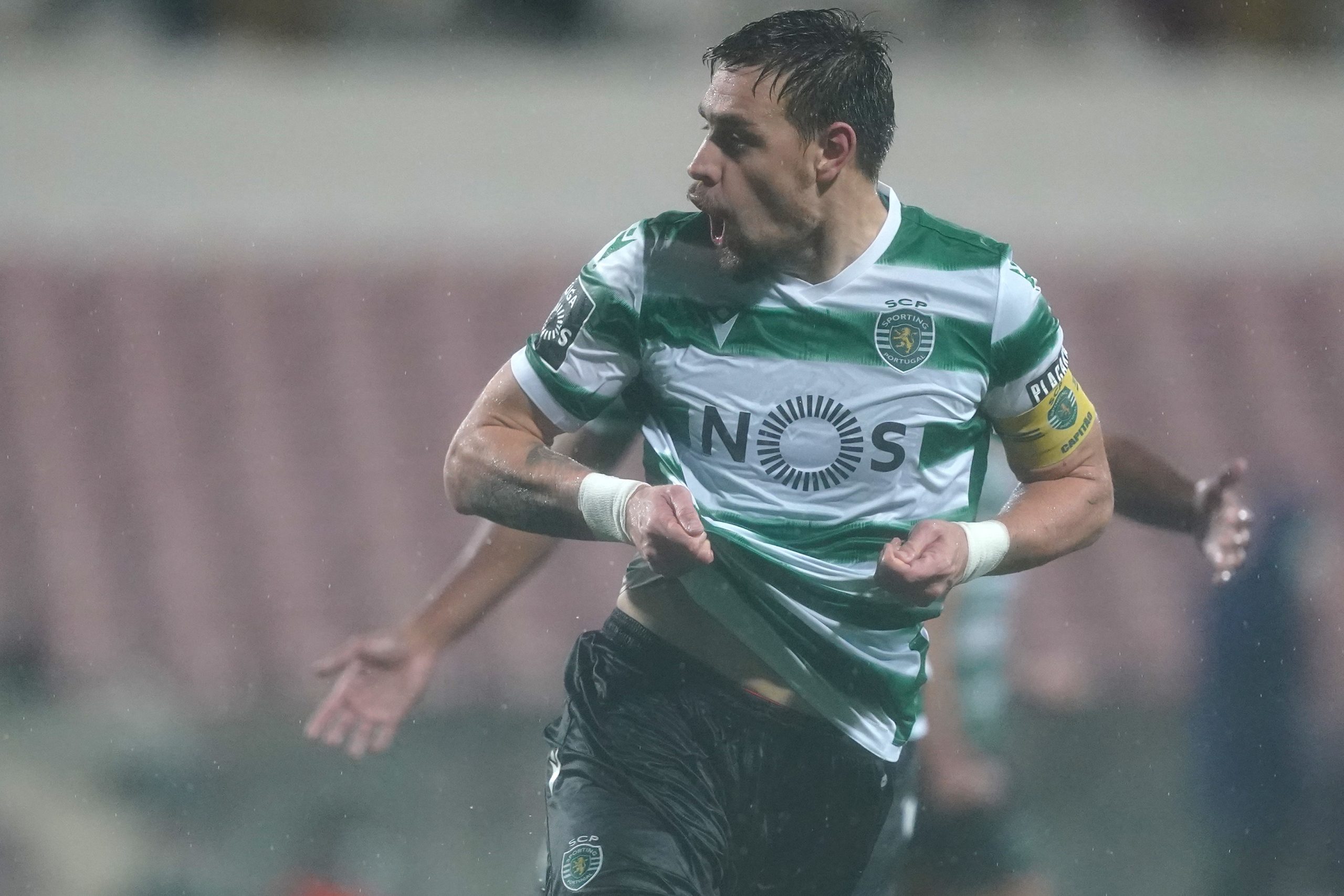 Capitão Coates coloca Sporting oito pontos à frente do FC Porto com bis de reviravolta em Barcelos