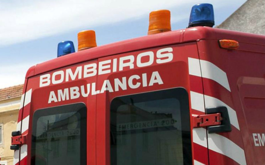 Bombeiros retiram carro submerso junto da Barragem de Amoreira. Homem não sobreviveu