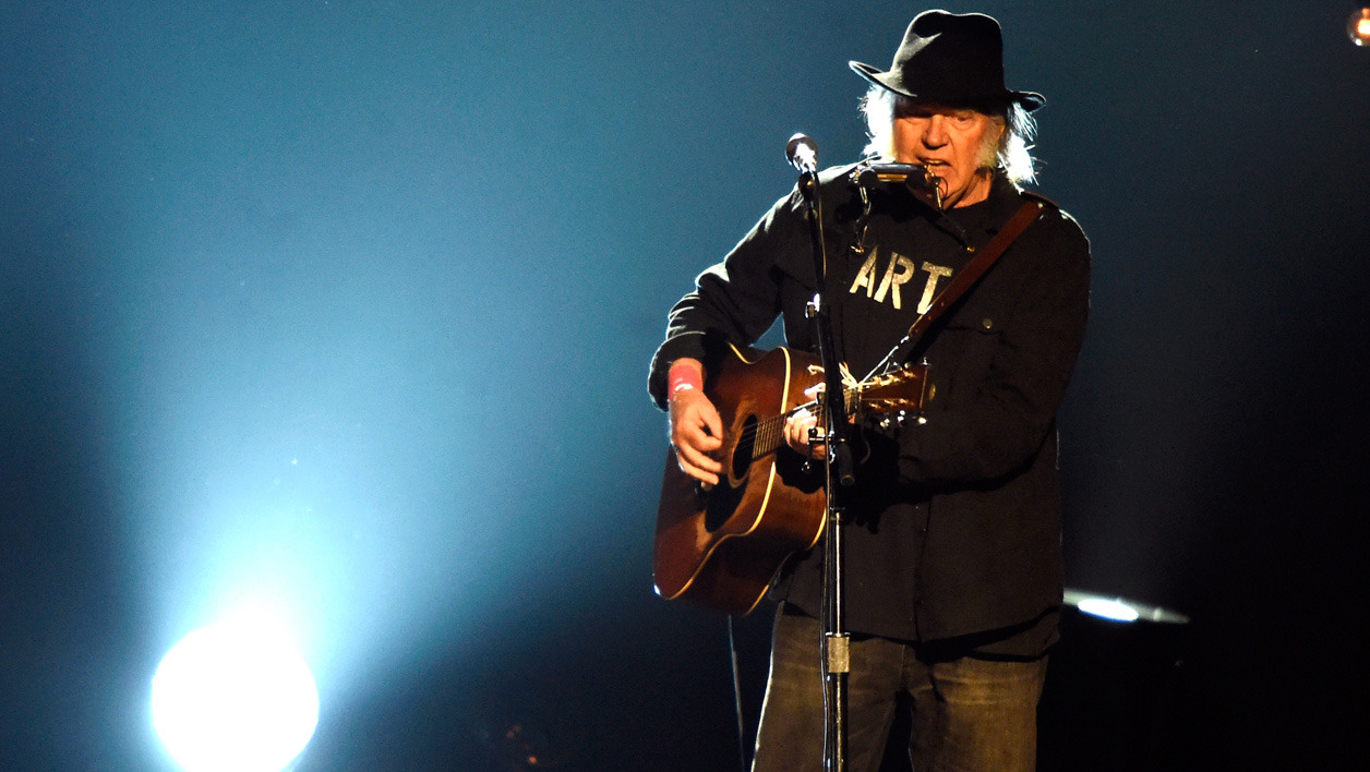 Músico Neil Young vendeu direitos de metade do catálogo a fundo britânico por 121 milhões de euros