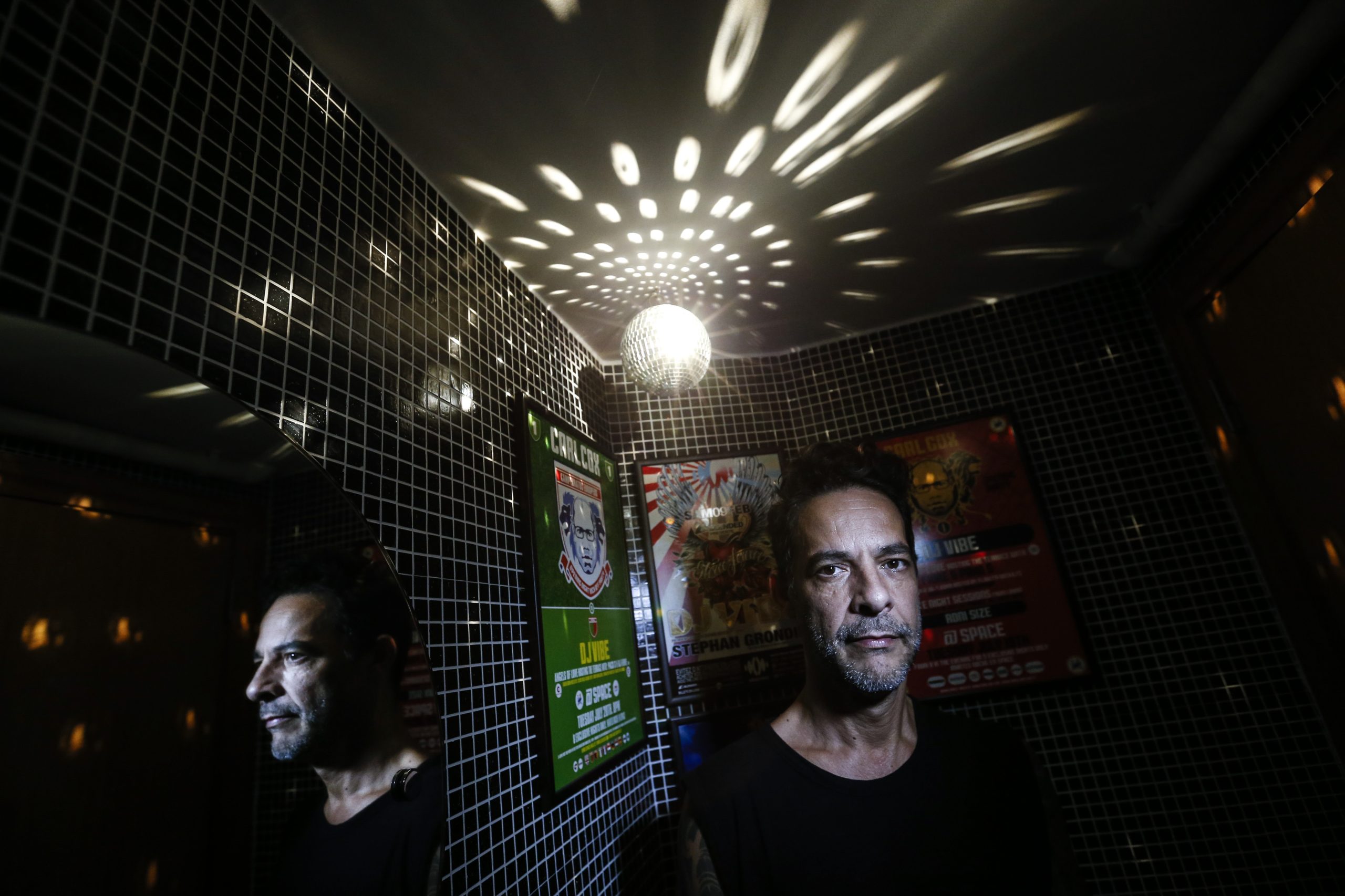 DJ Vibe celebra 35 anos de carreira a jogar discos. “Na altura a música era mais musicalizada, havia canções e isso acabou um bocado”