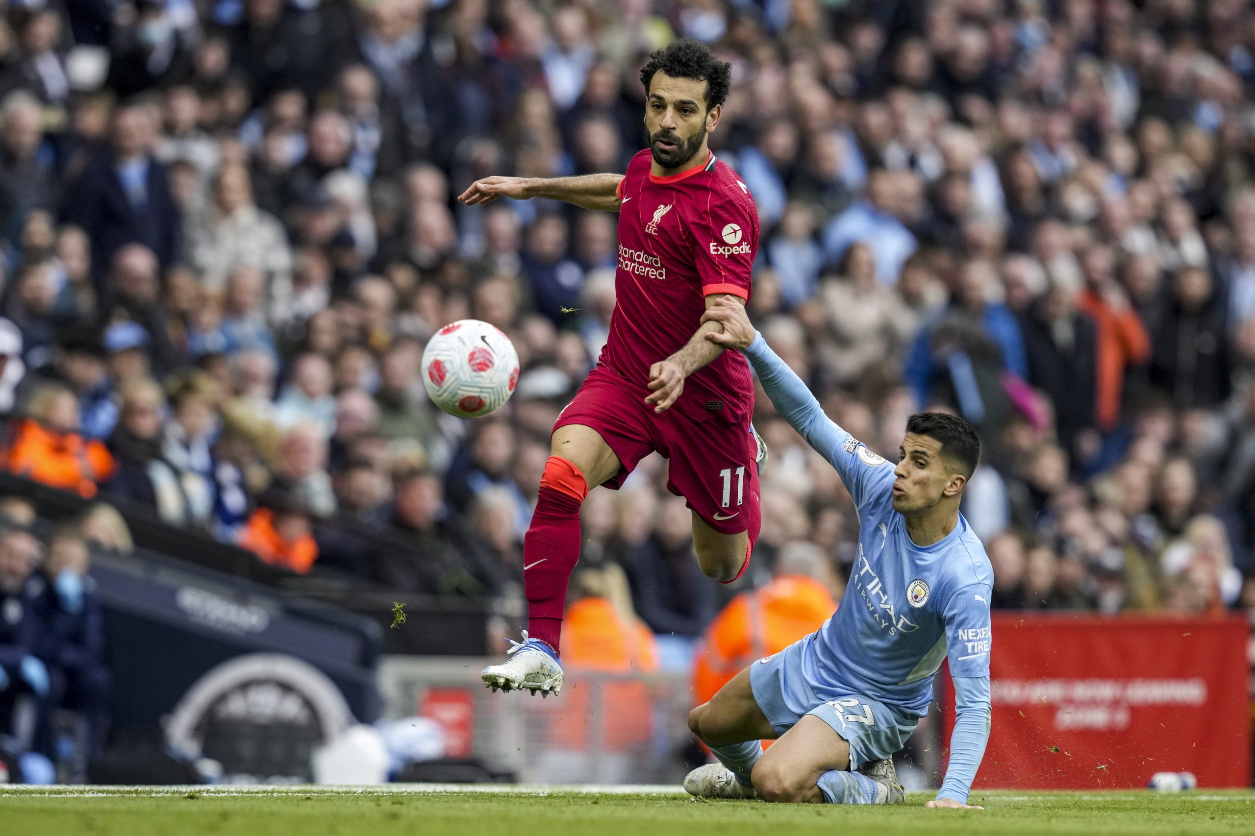 Manchester City e Liverpool voltam a empatar na corrida ao título na Liga inglesa