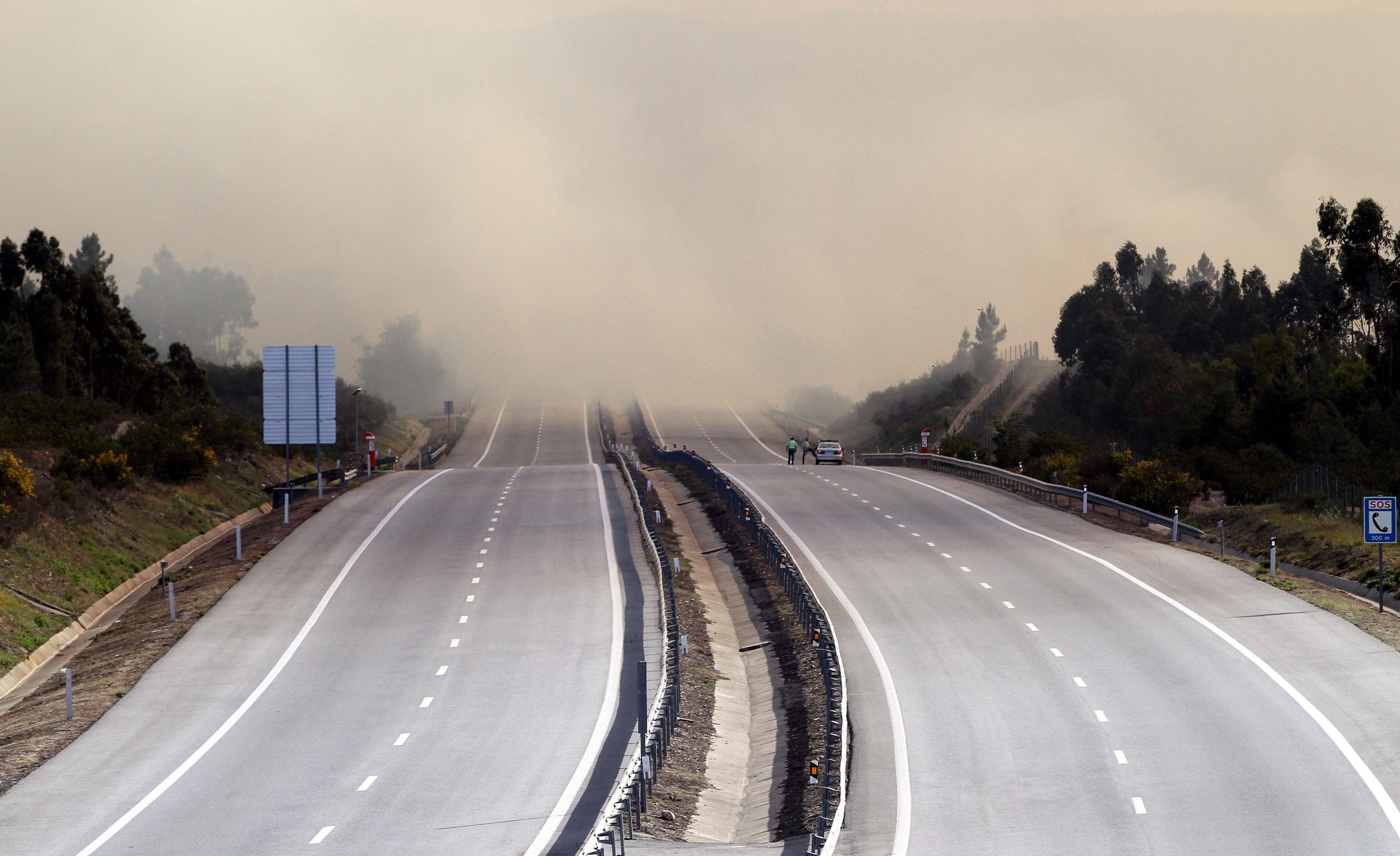 Incêndios: A25 cortada nos dois sentidos entre Viseu e Mangualde