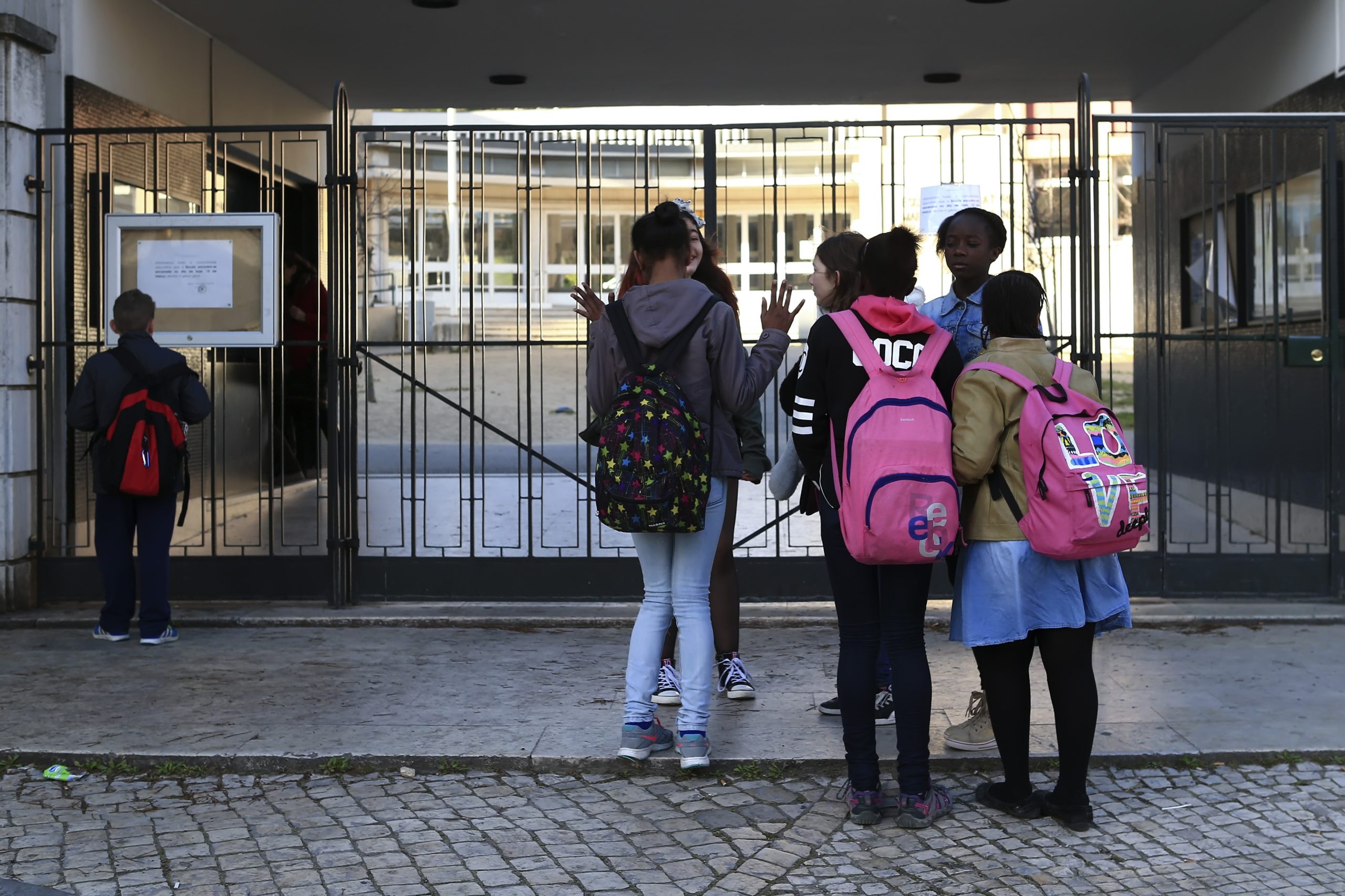 Estudo alerta para os perigos que as crianças enfrentam no percurso casa-escola